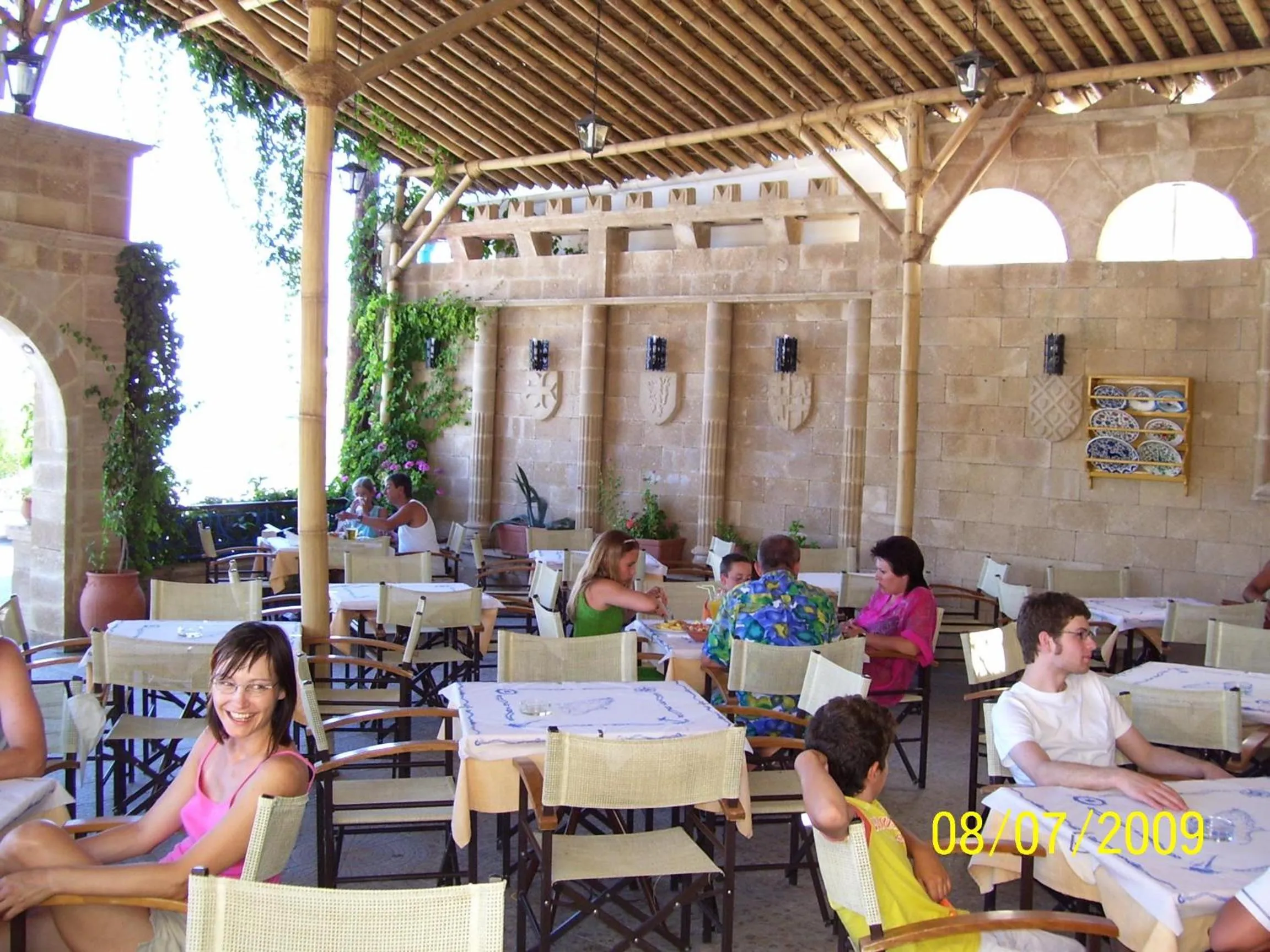 Restaurant/places to eat in Stegna Star Apartments