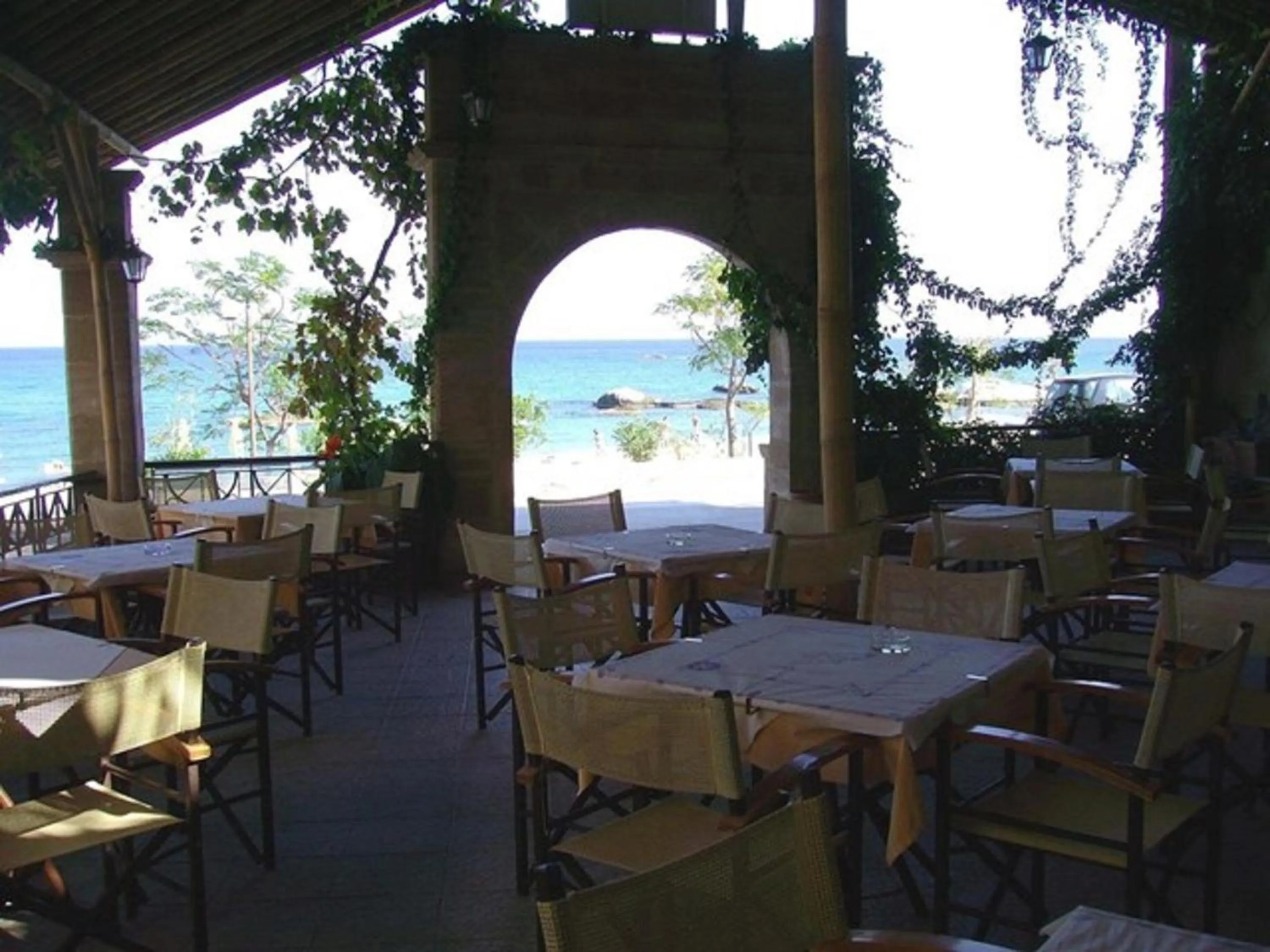 Restaurant/places to eat in Stegna Star Apartments