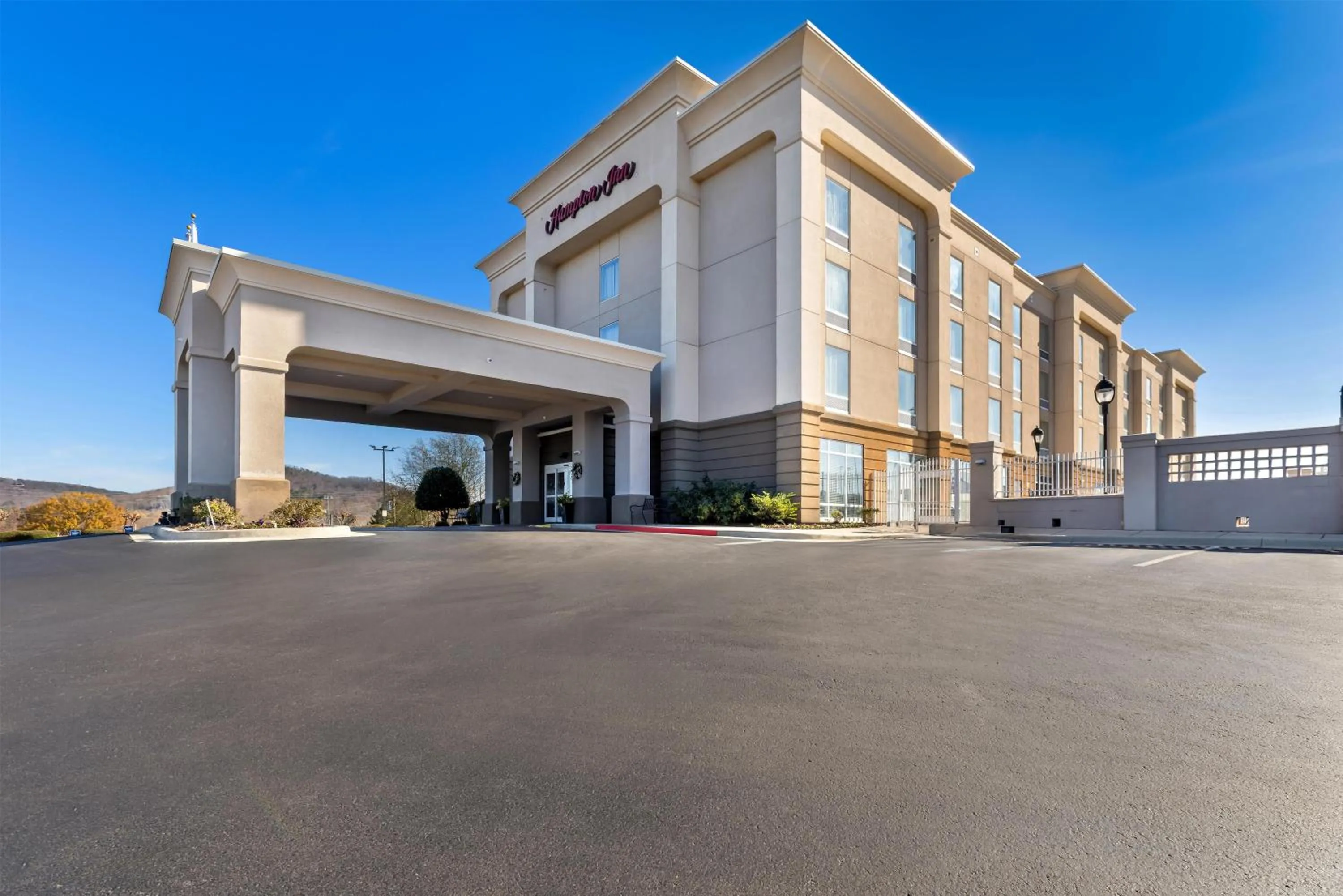 Property building in Hampton Inn Guntersville
