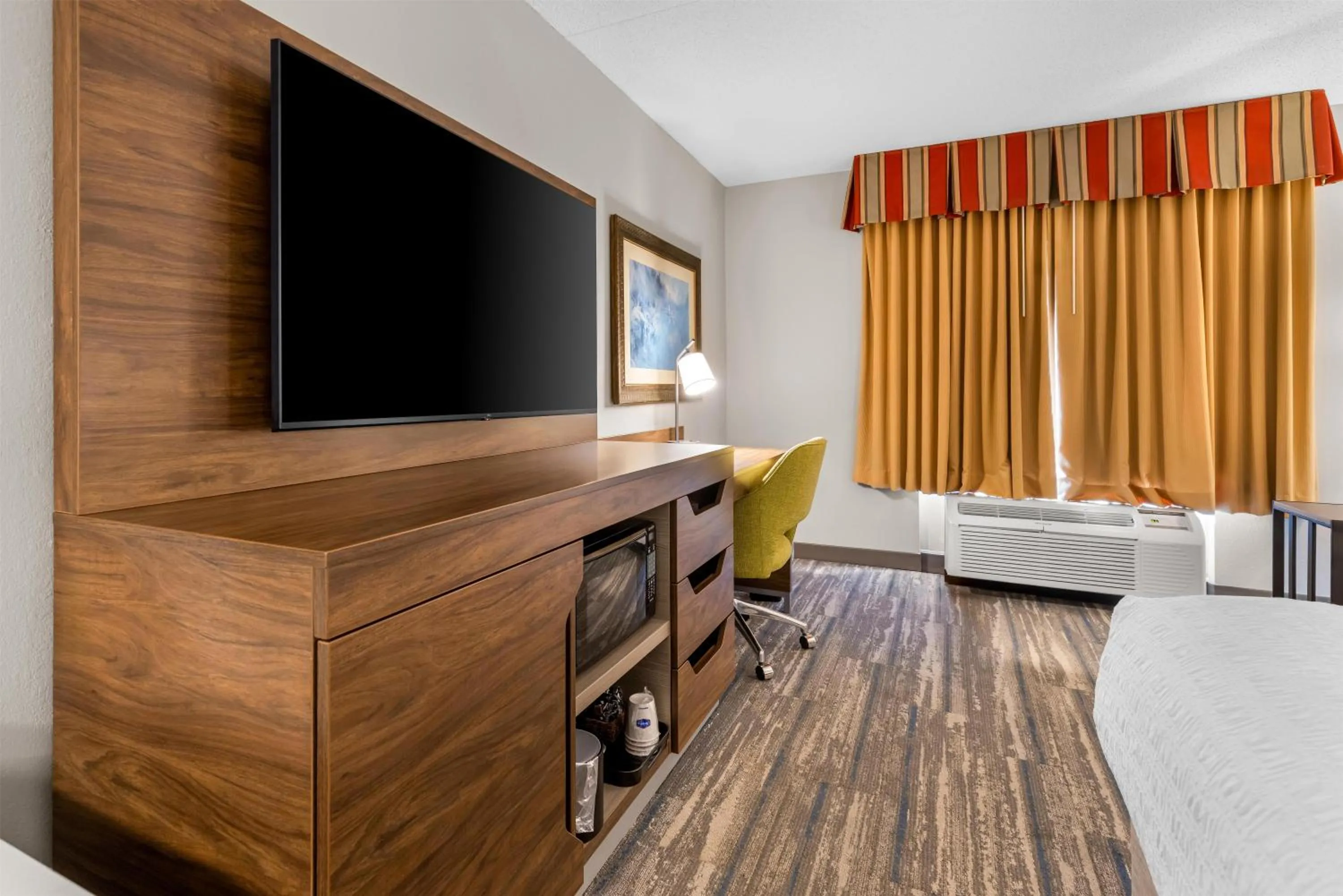 Bed in Hampton Inn Guntersville