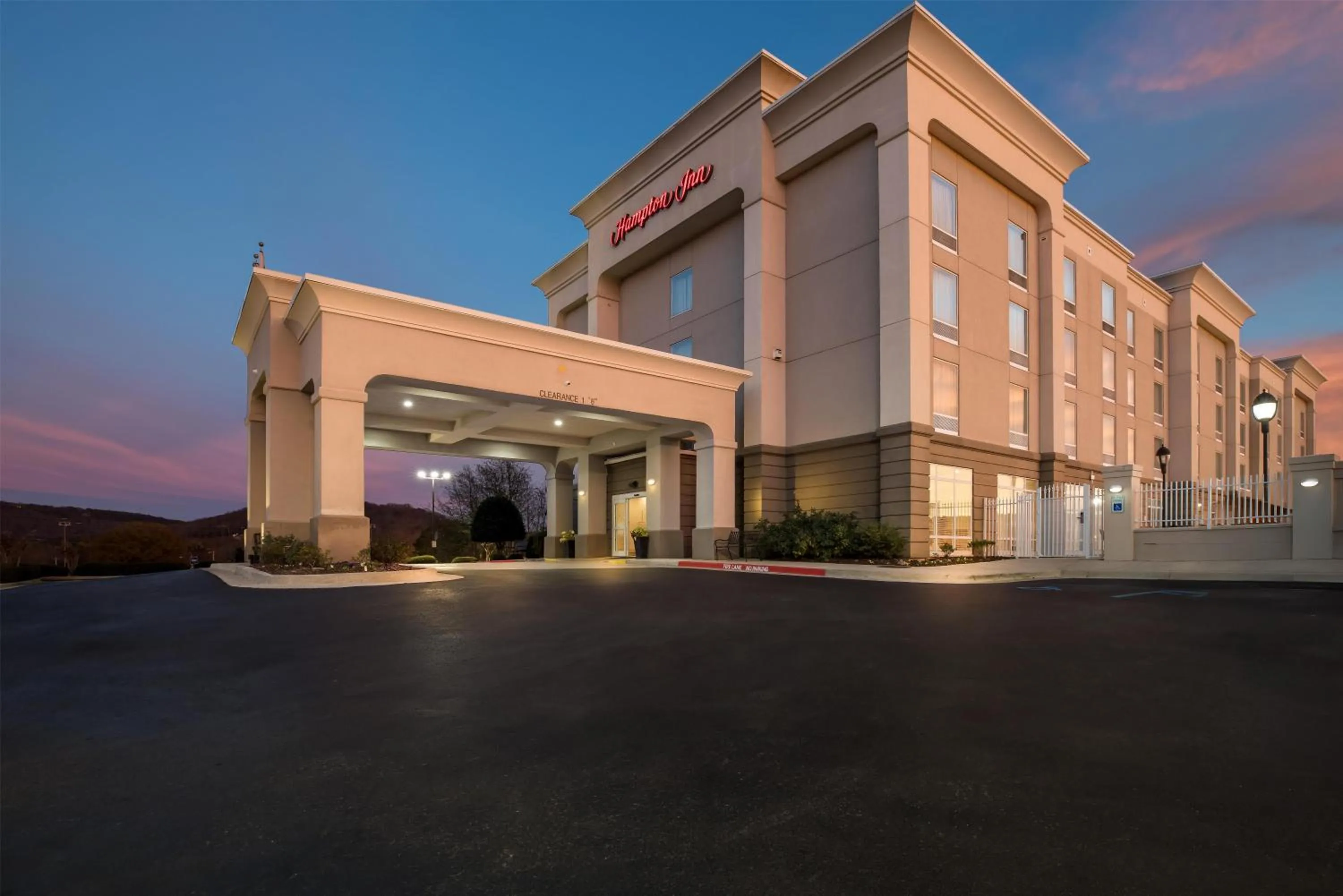 Property building in Hampton Inn Guntersville