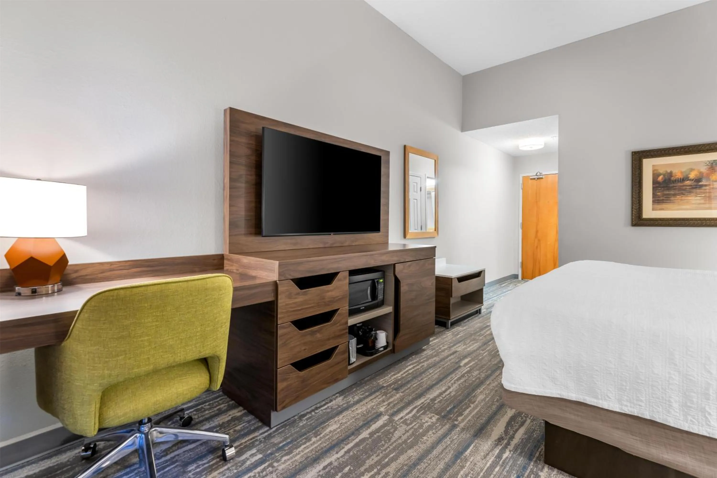 Bed in Hampton Inn Guntersville