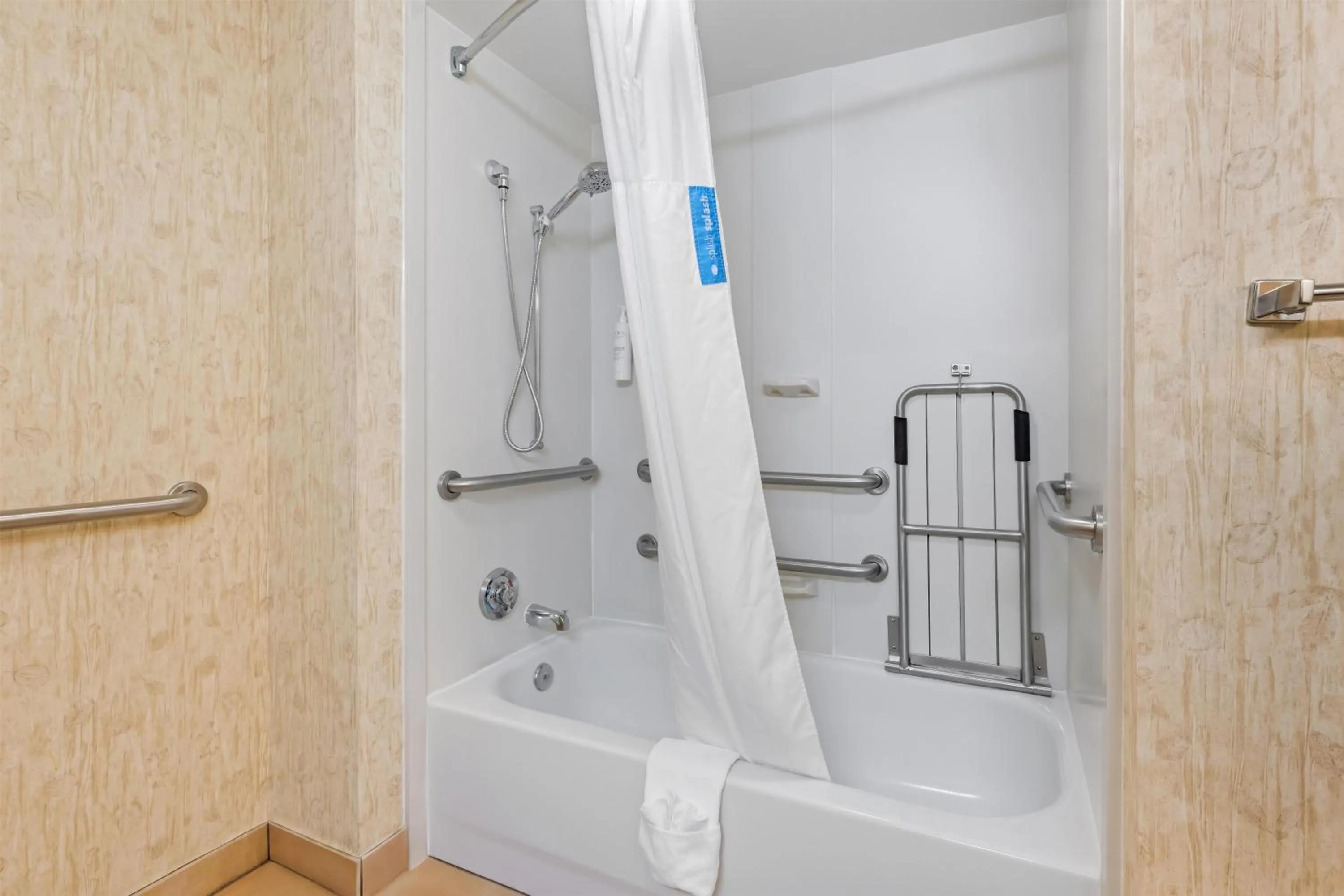 Bathroom in Hampton Inn Guntersville