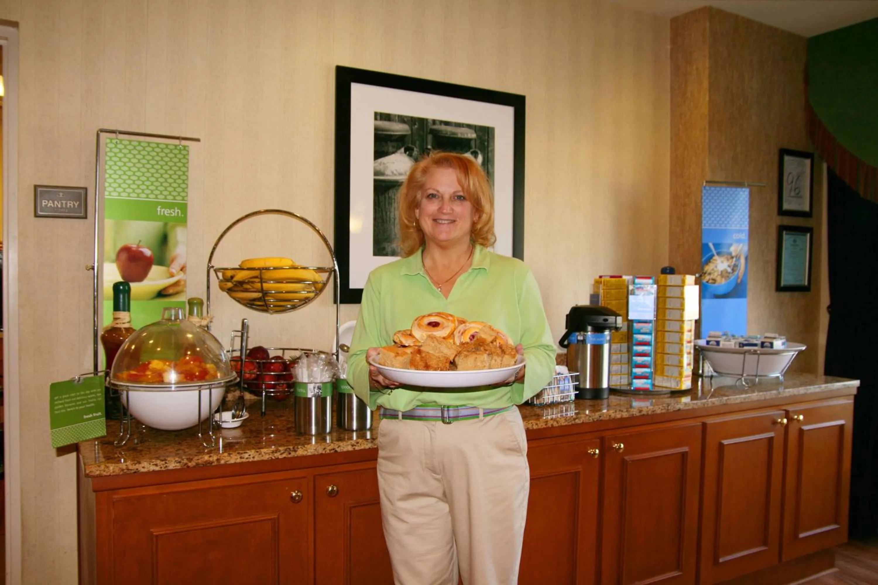 Dining area in Hampton Inn Guntersville