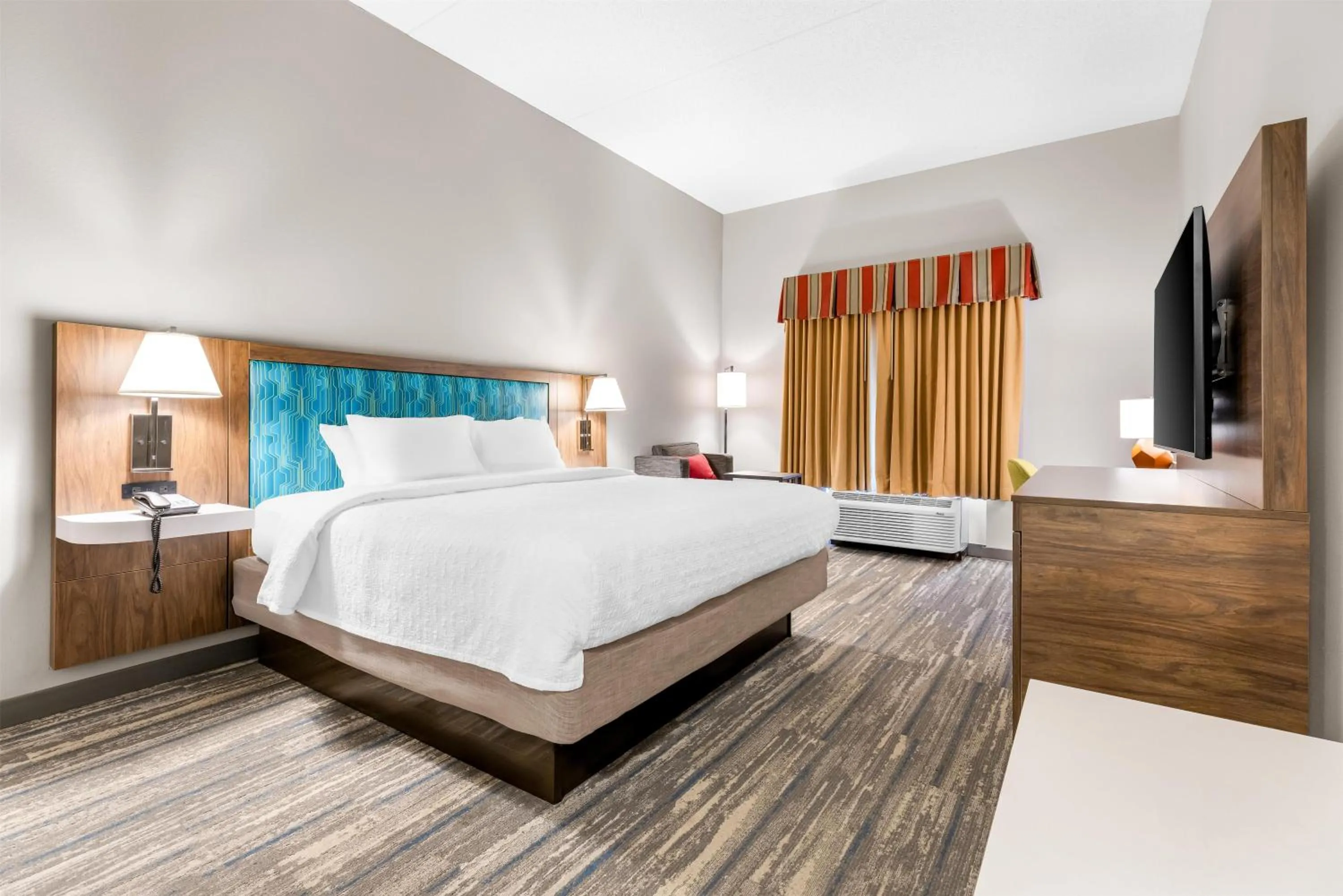 Bed in Hampton Inn Guntersville