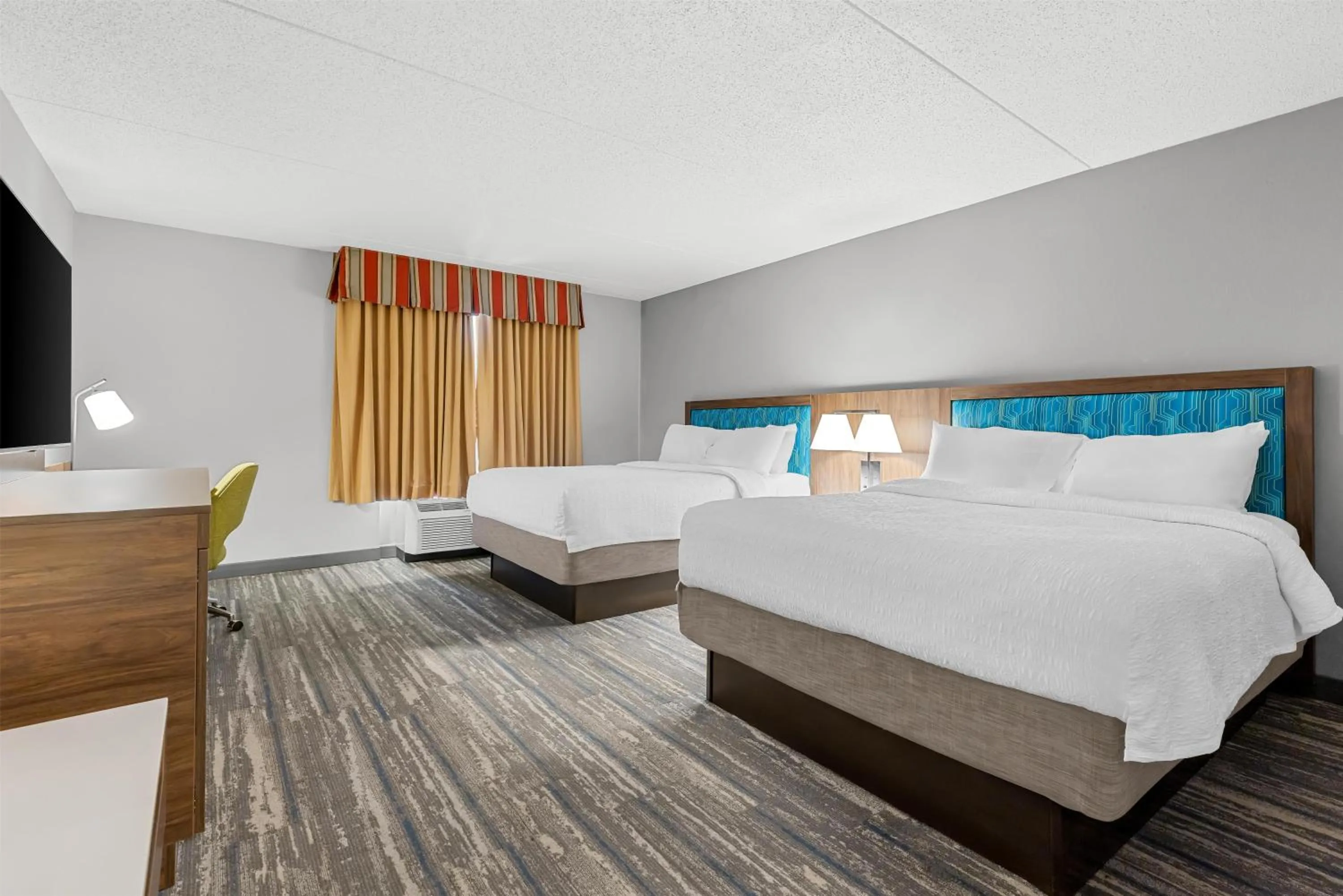 Bed in Hampton Inn Guntersville