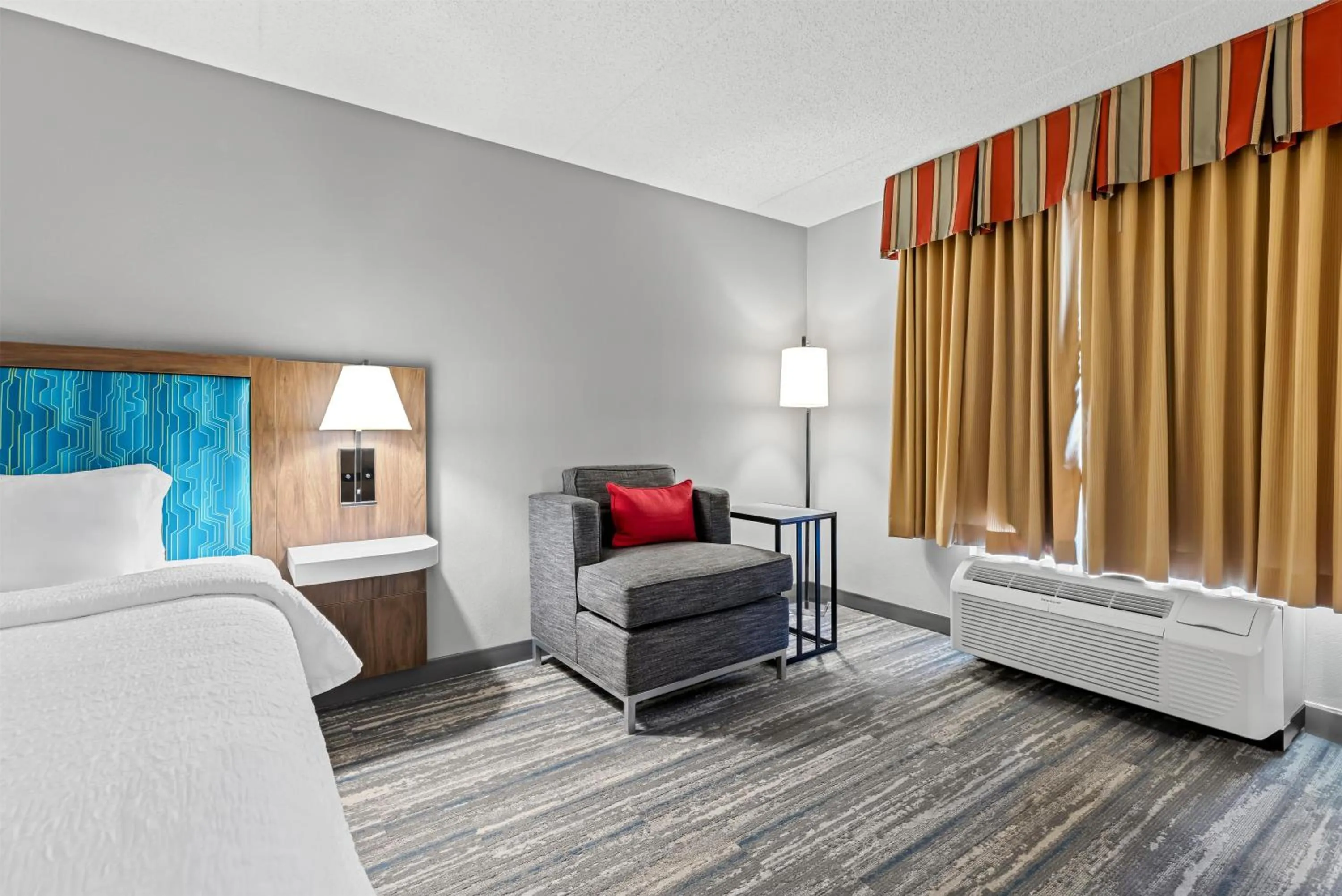 Living room, Bed in Hampton Inn Guntersville