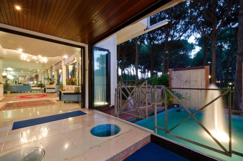 Facade/entrance in Hotel King