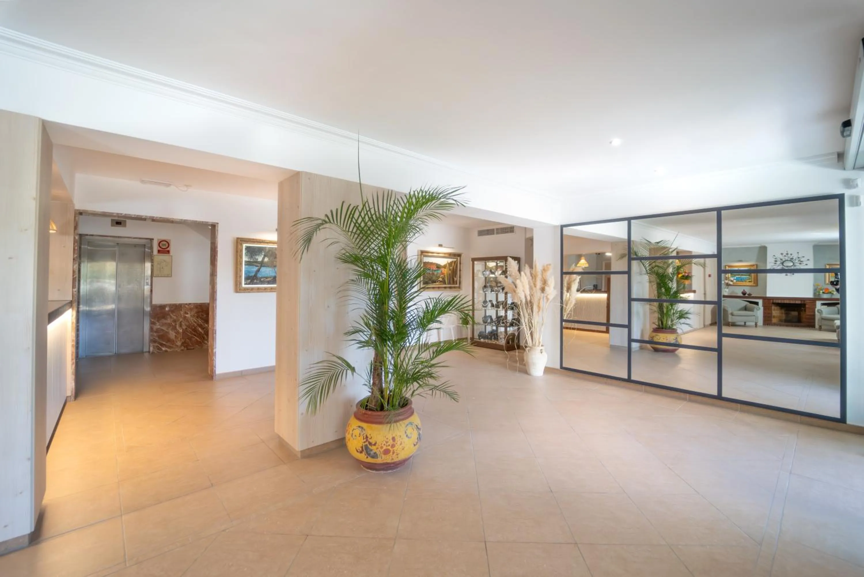 Lobby or reception in Hotel Playa Mondrago