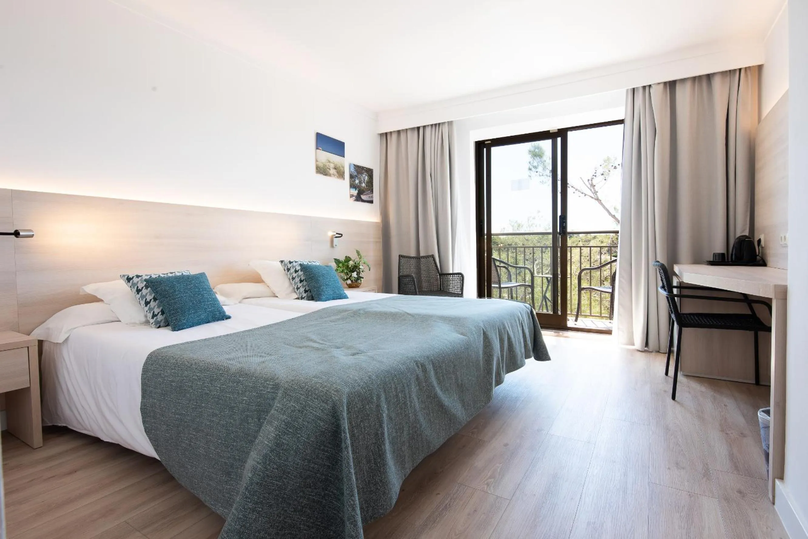 Bedroom in Hotel Playa Mondrago