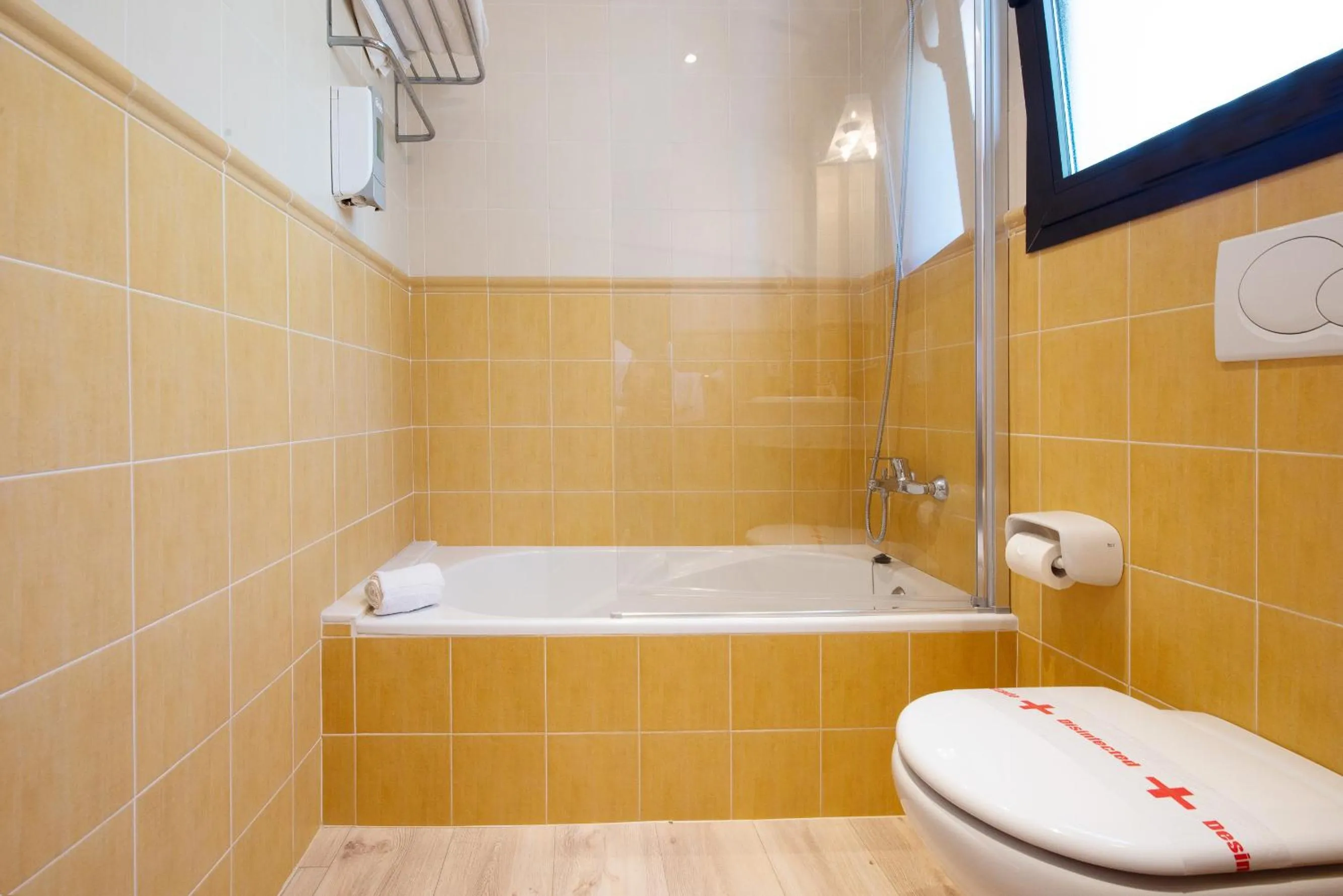 Bathroom in Hotel Playa Mondrago