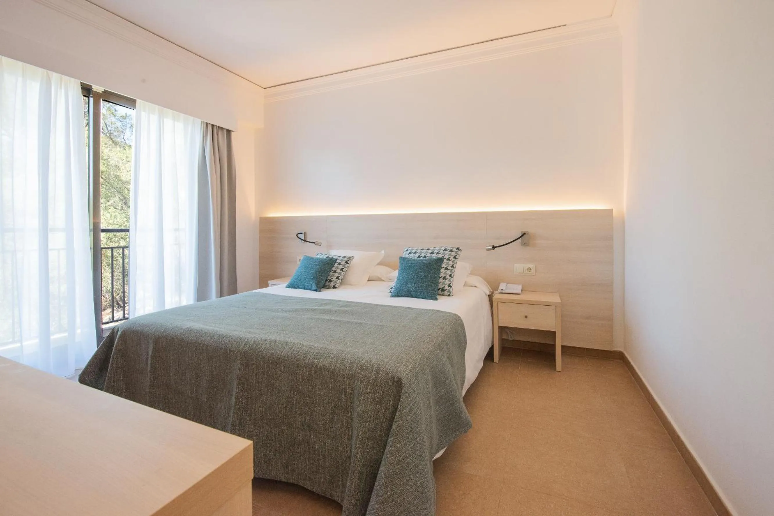 Bedroom in Hotel Playa Mondrago