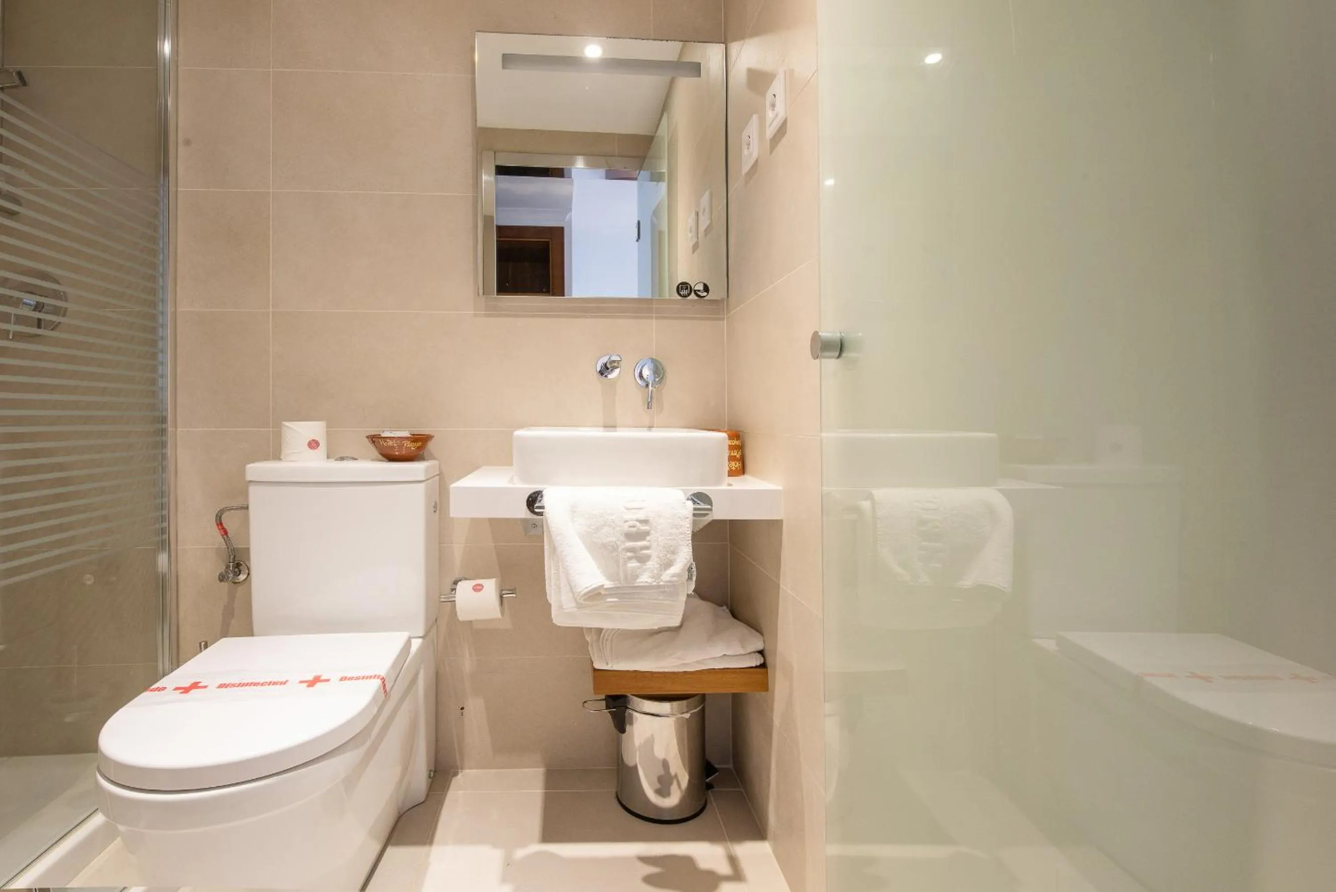 Toilet in Hotel Playa Mondrago