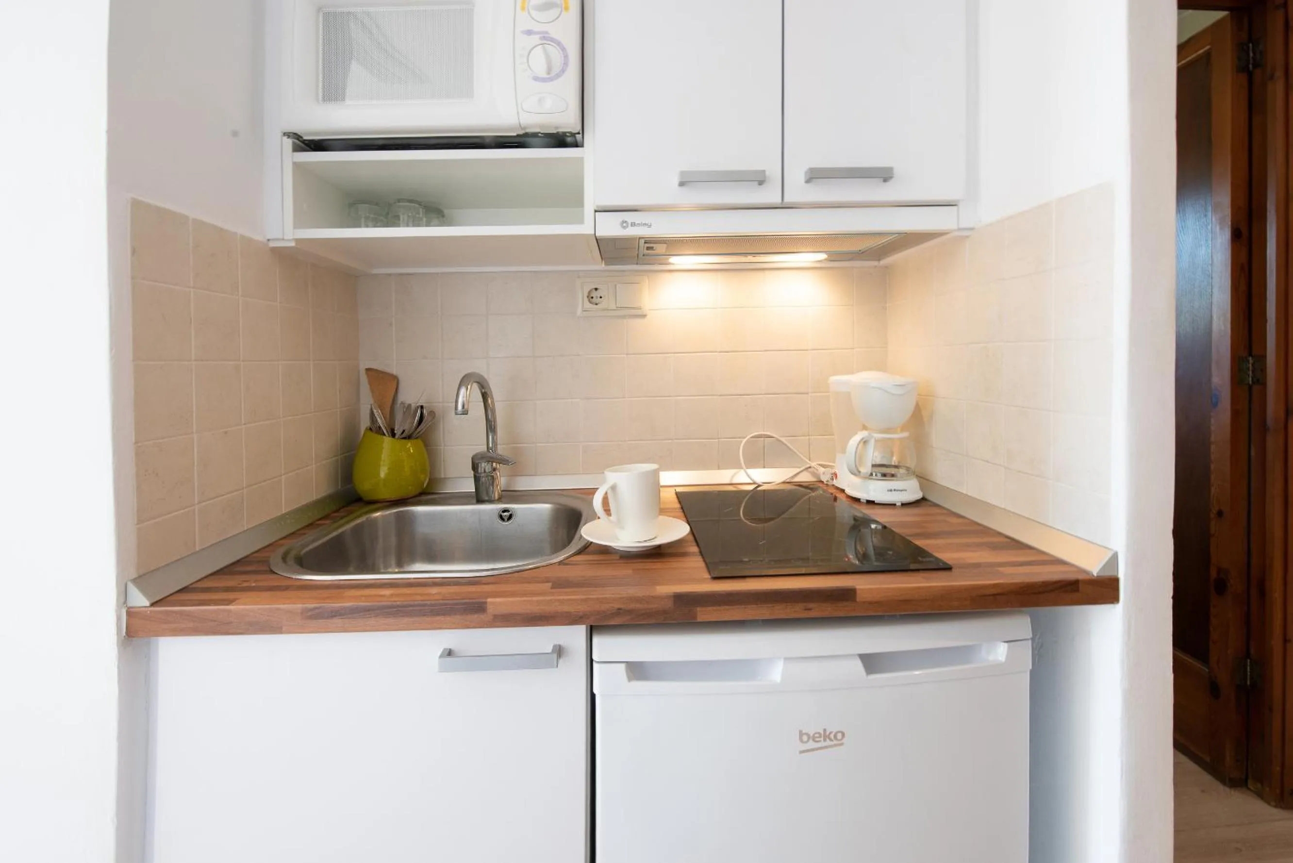 Kitchen or kitchenette in Hotel Playa Mondrago