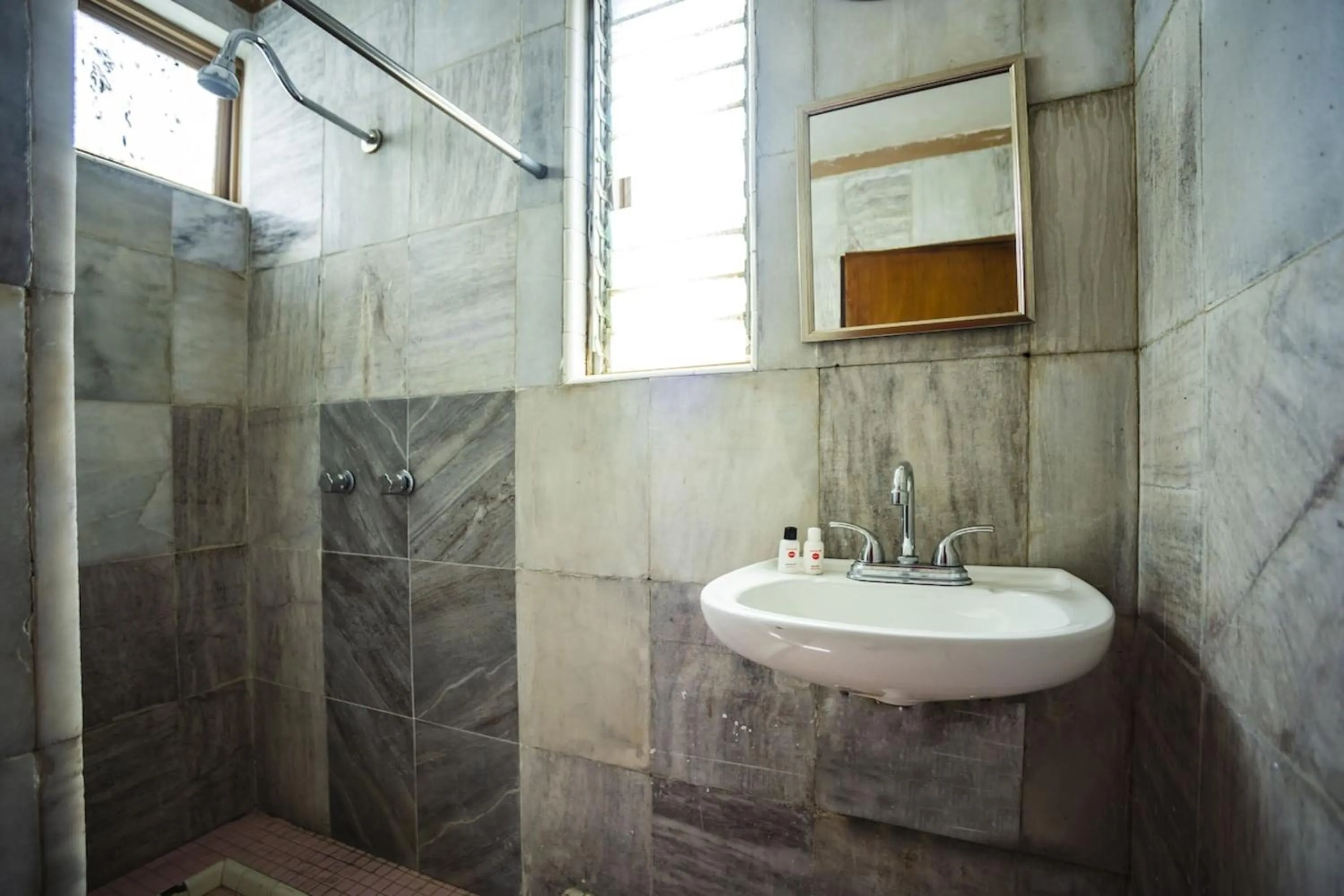 Bathroom in OYO Hotel Oasis, Matehuala