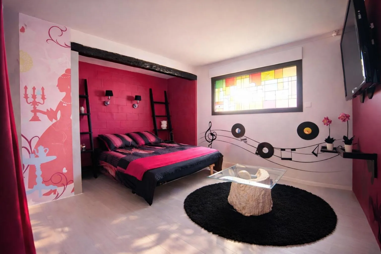 Bedroom, Bed in Villa le dauphin Meschers 4 étoiles vu Mer