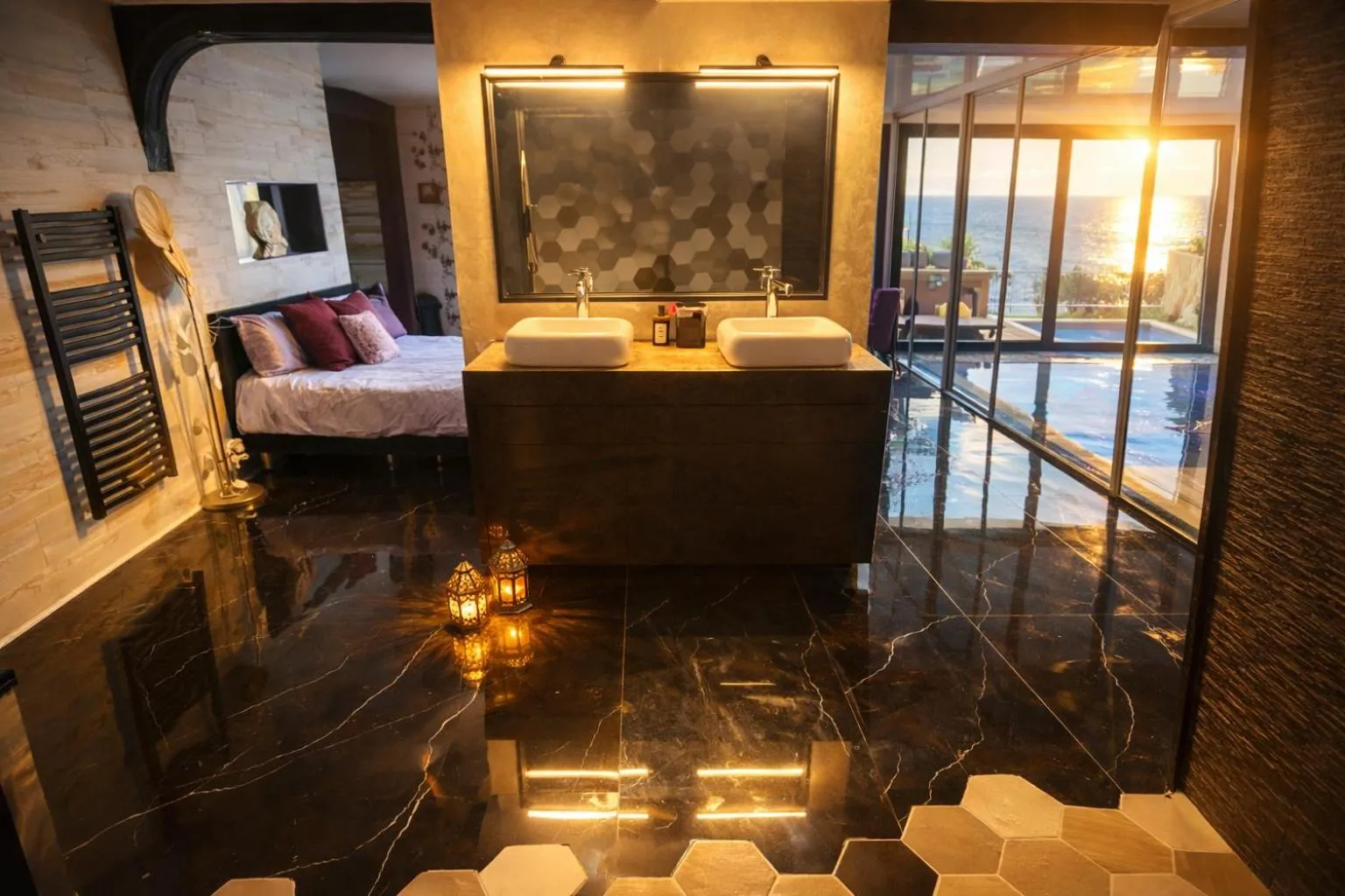 Bathroom, Bed in Villa le dauphin Meschers 4 étoiles vu Mer