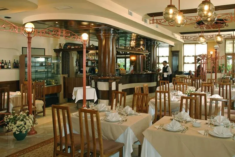 Restaurant/places to eat in Hotel Irisa
