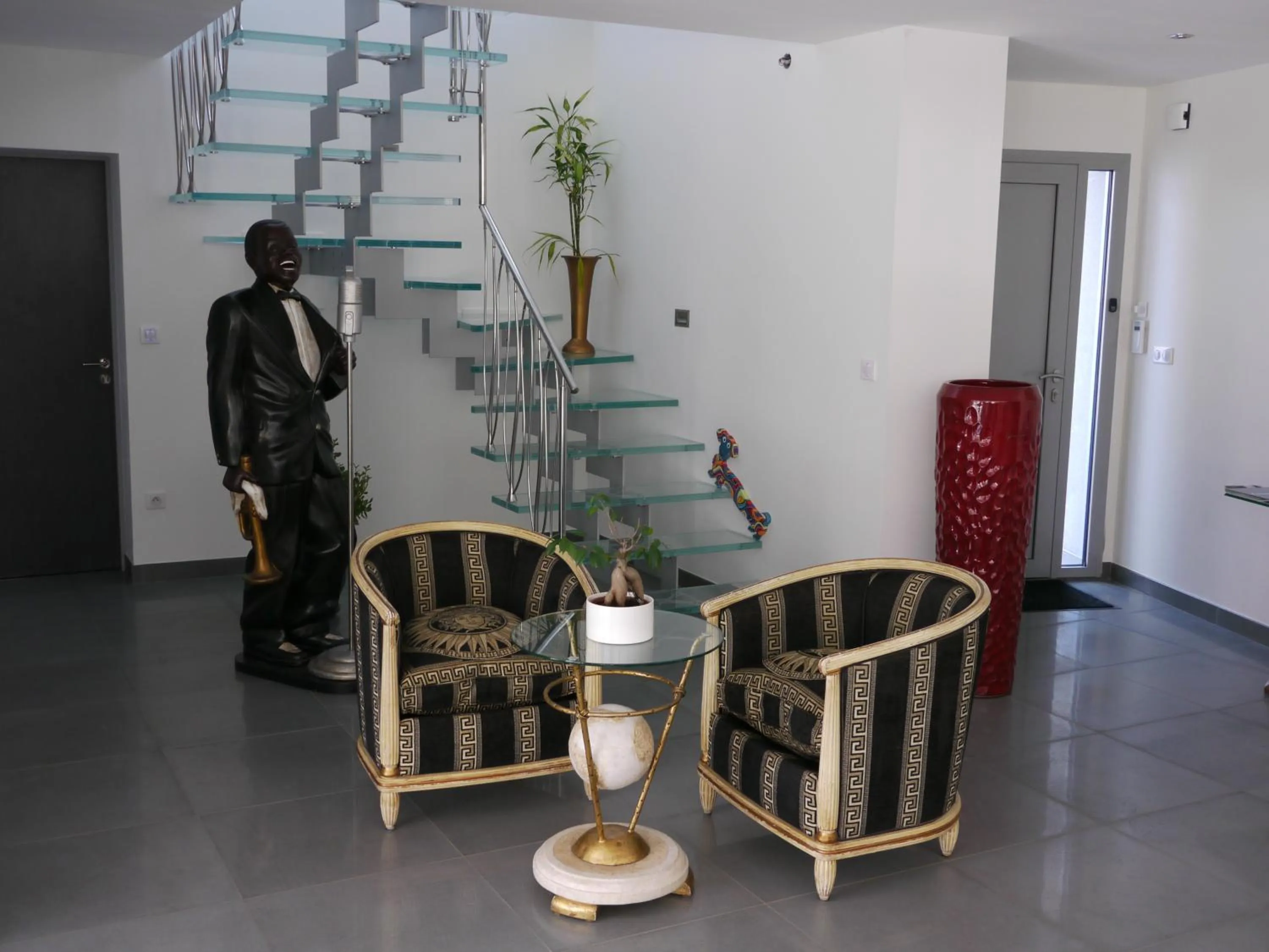 Communal lounge/ TV room in Domaine Georges V