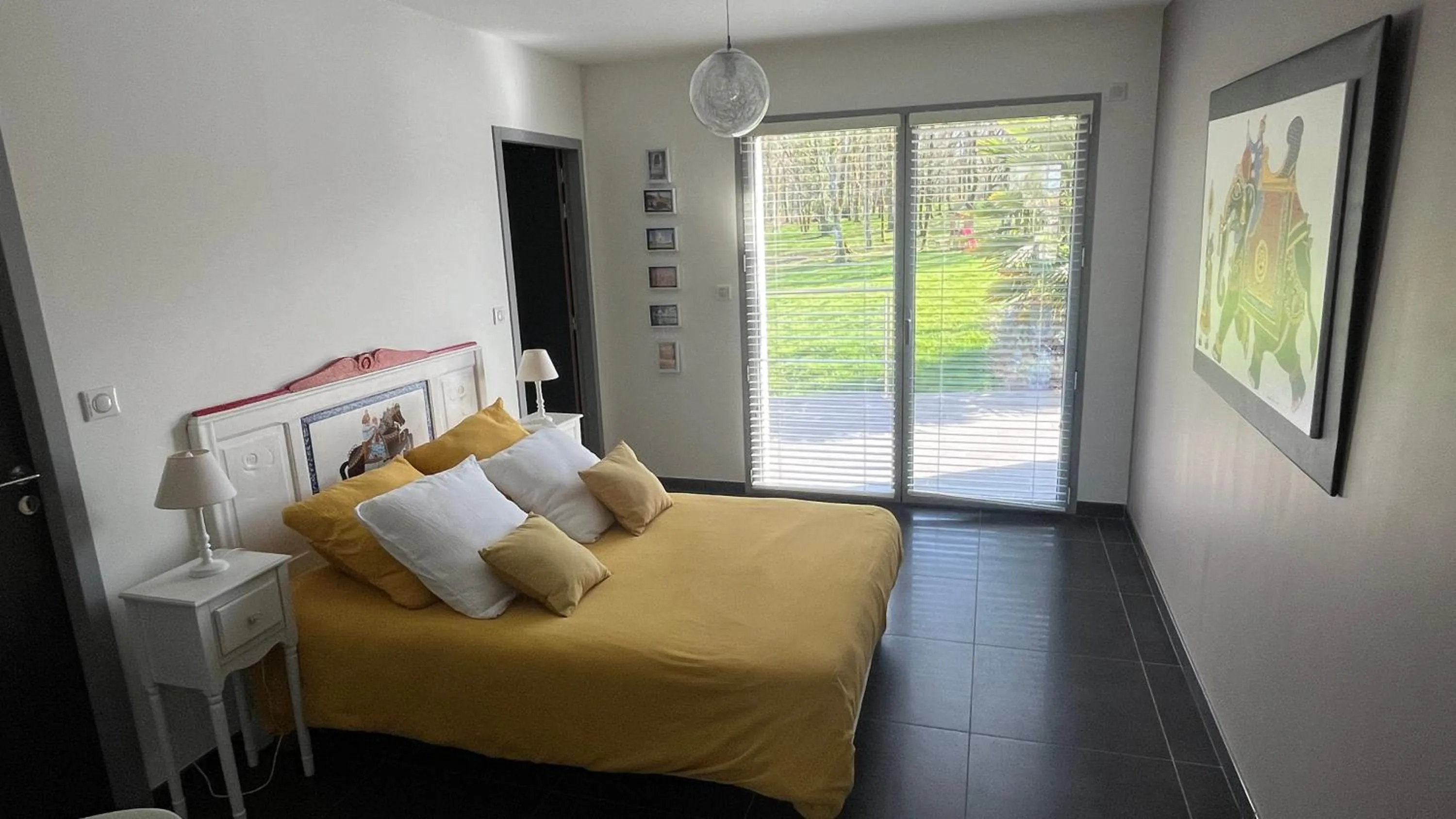 Bed in Domaine Georges V