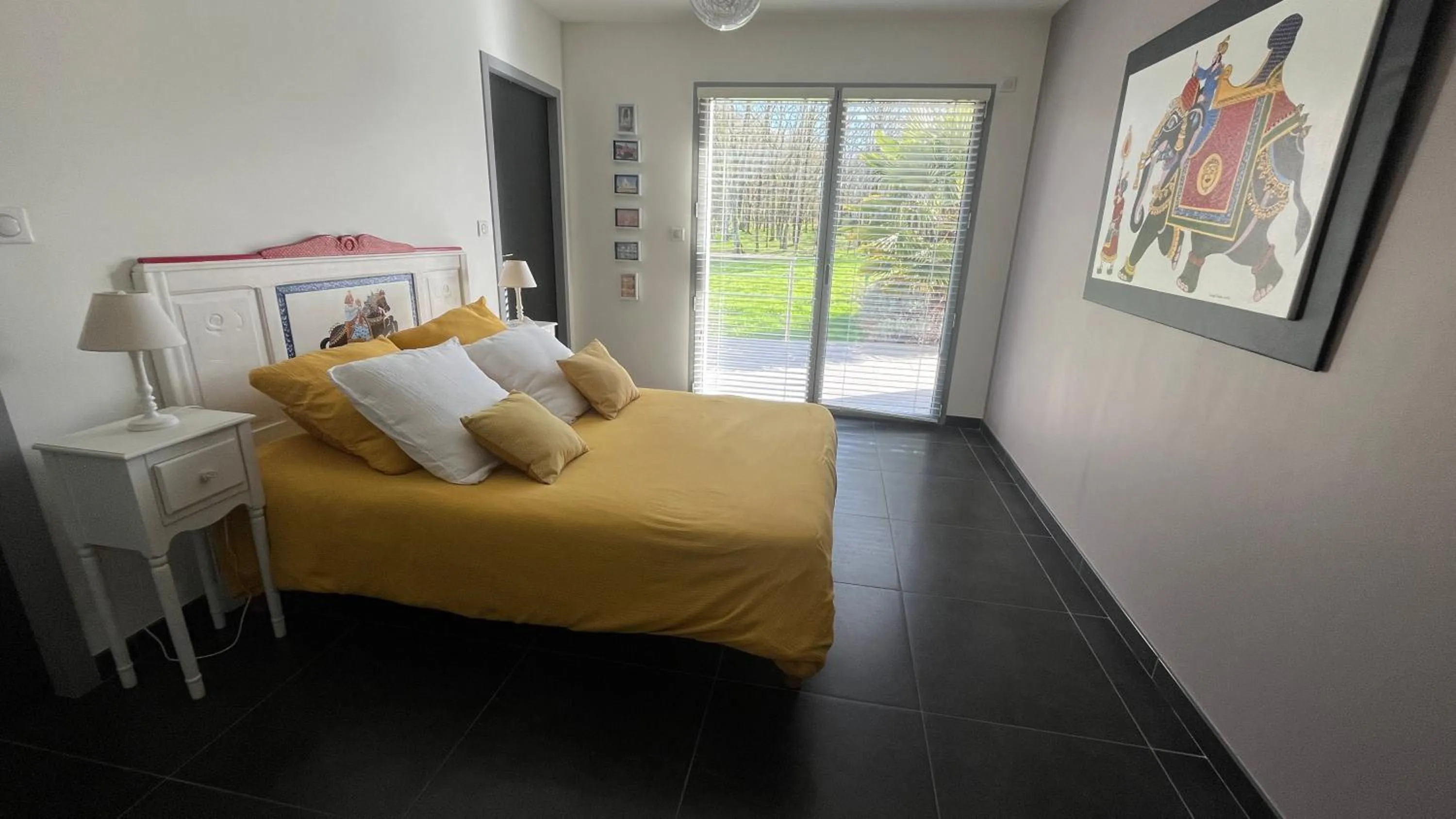 Bed in Domaine Georges V