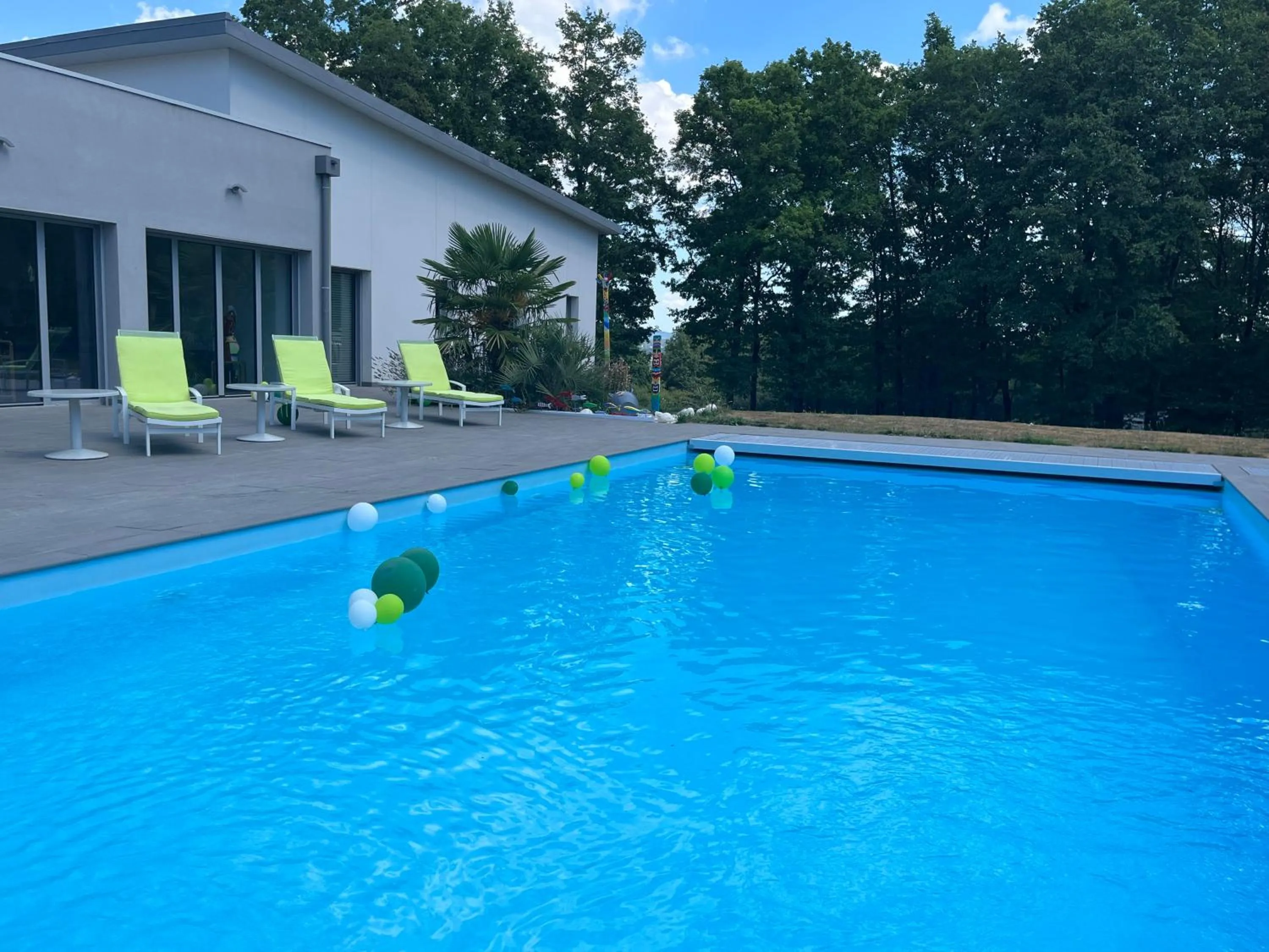 Property building in Domaine Georges V