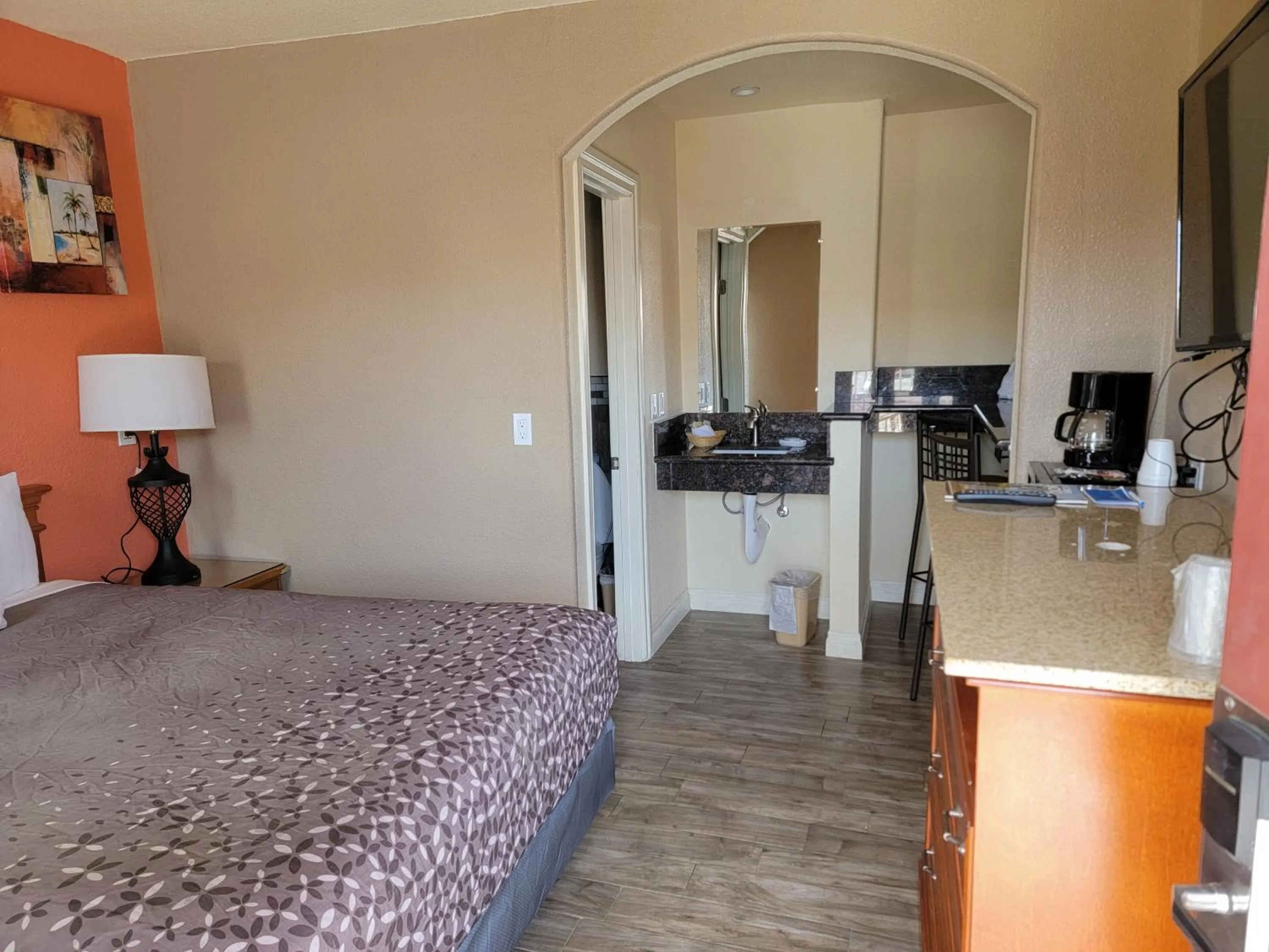 Shower, Bed in Rodeway Inn near Coachella