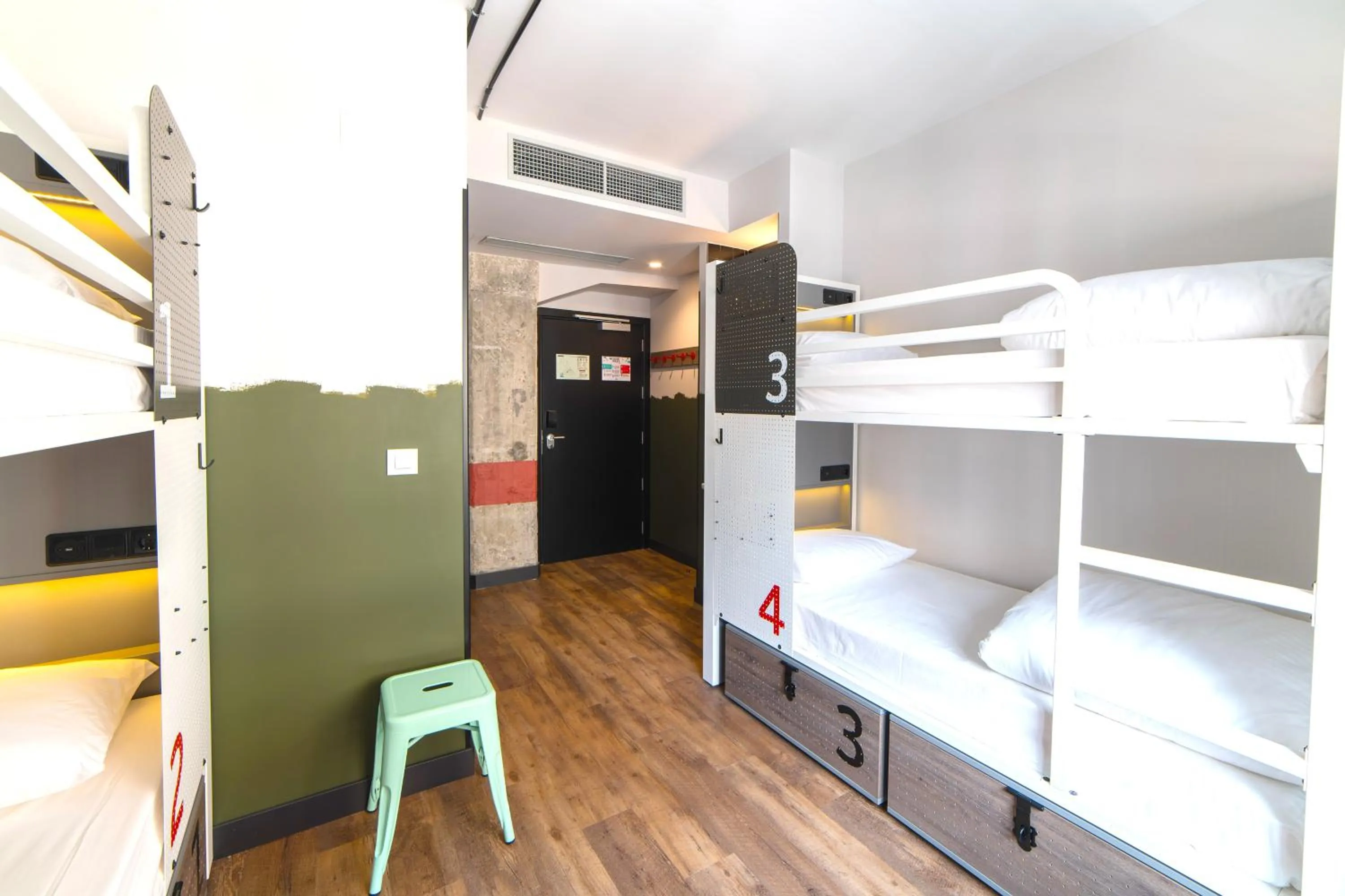 Photo of the whole room, Bed in Generator Madrid