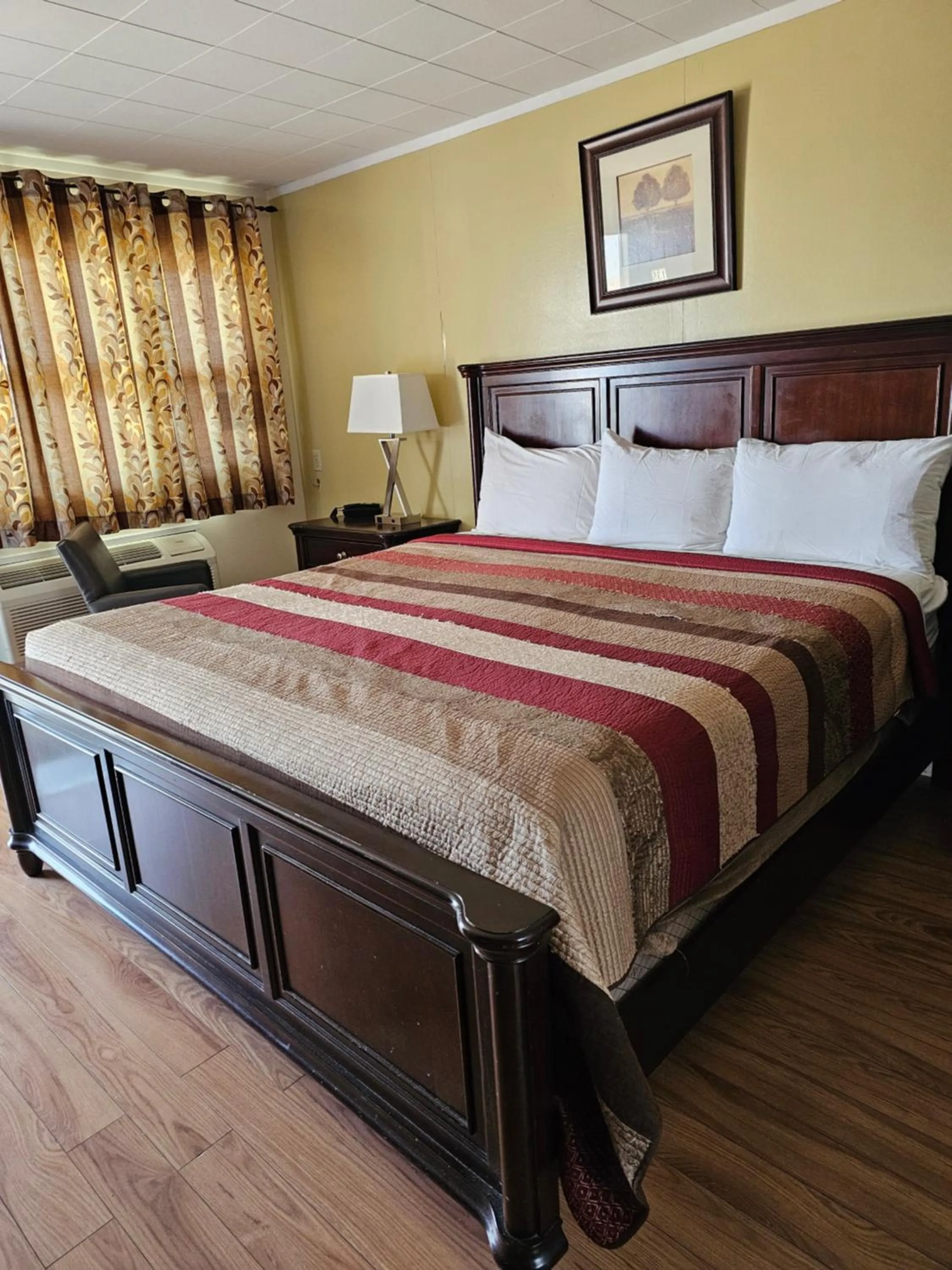 Bed in Parkway Motel & European Lodges