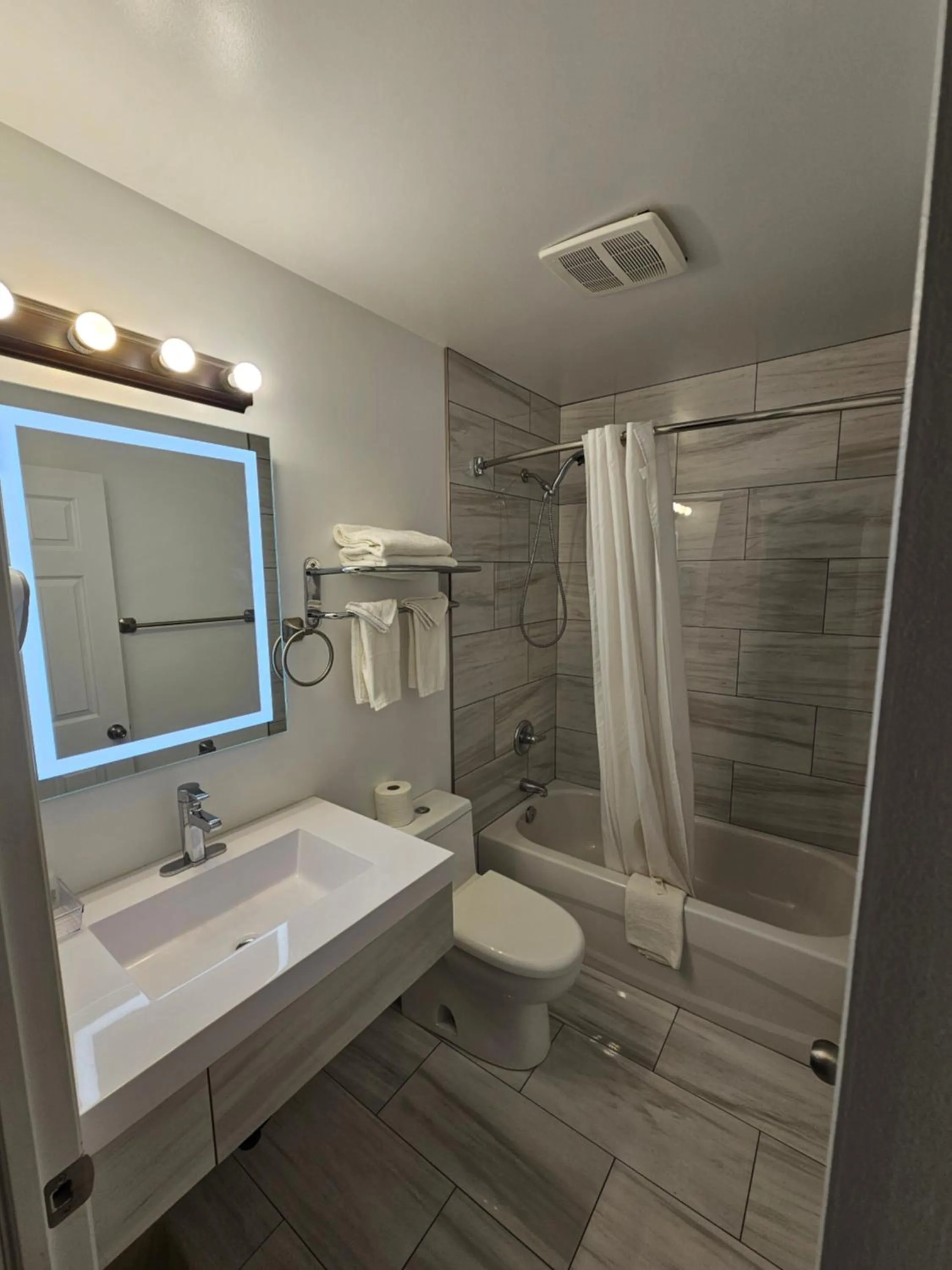 Bath in Parkway Motel & European Lodges