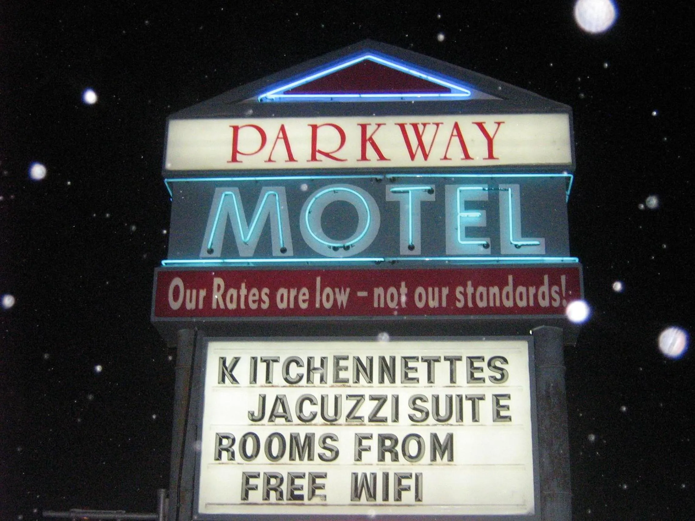 Logo/Certificate/Sign in Parkway Motel & European Lodges