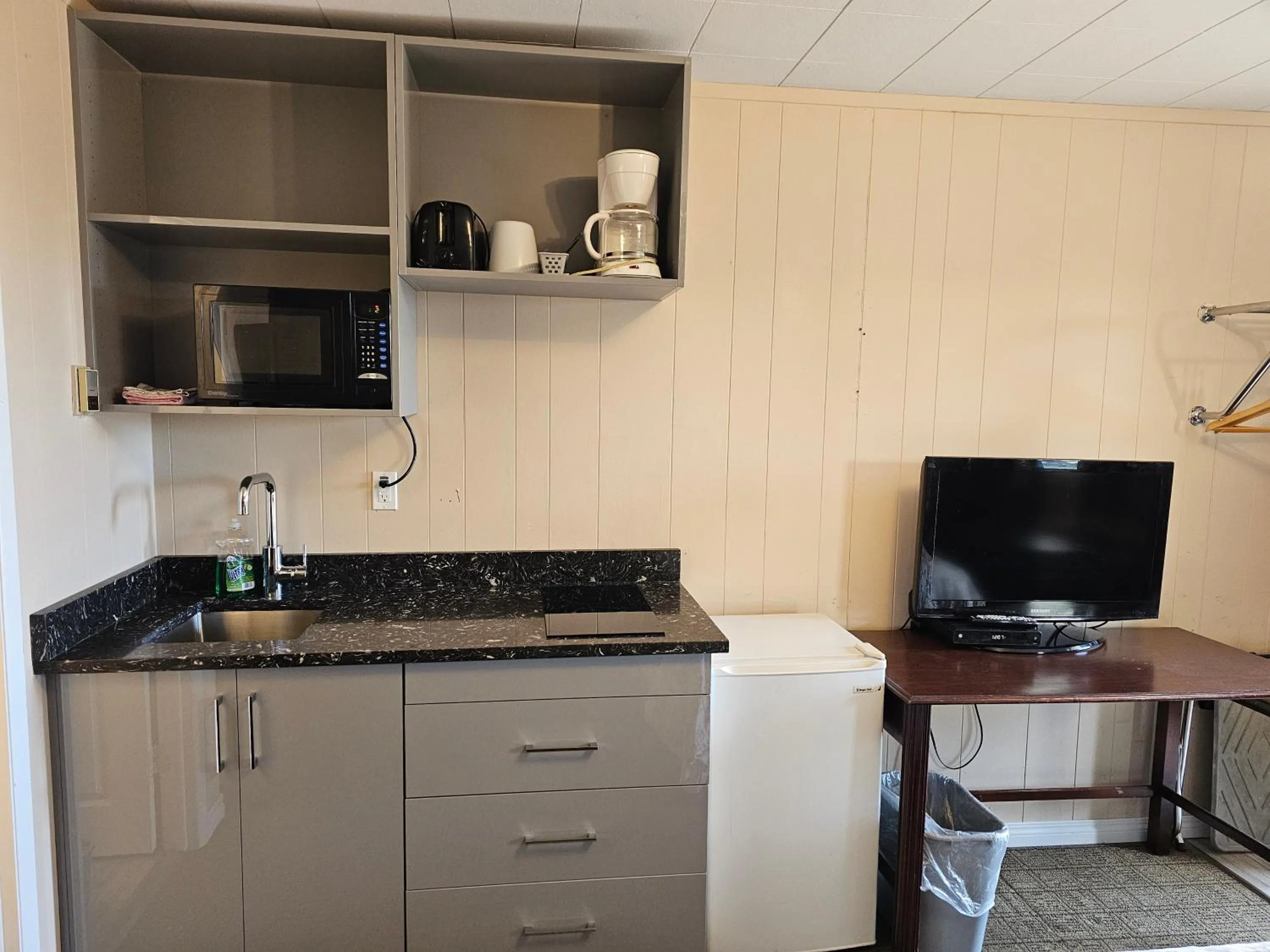 Coffee/tea facilities in Parkway Motel & European Lodges