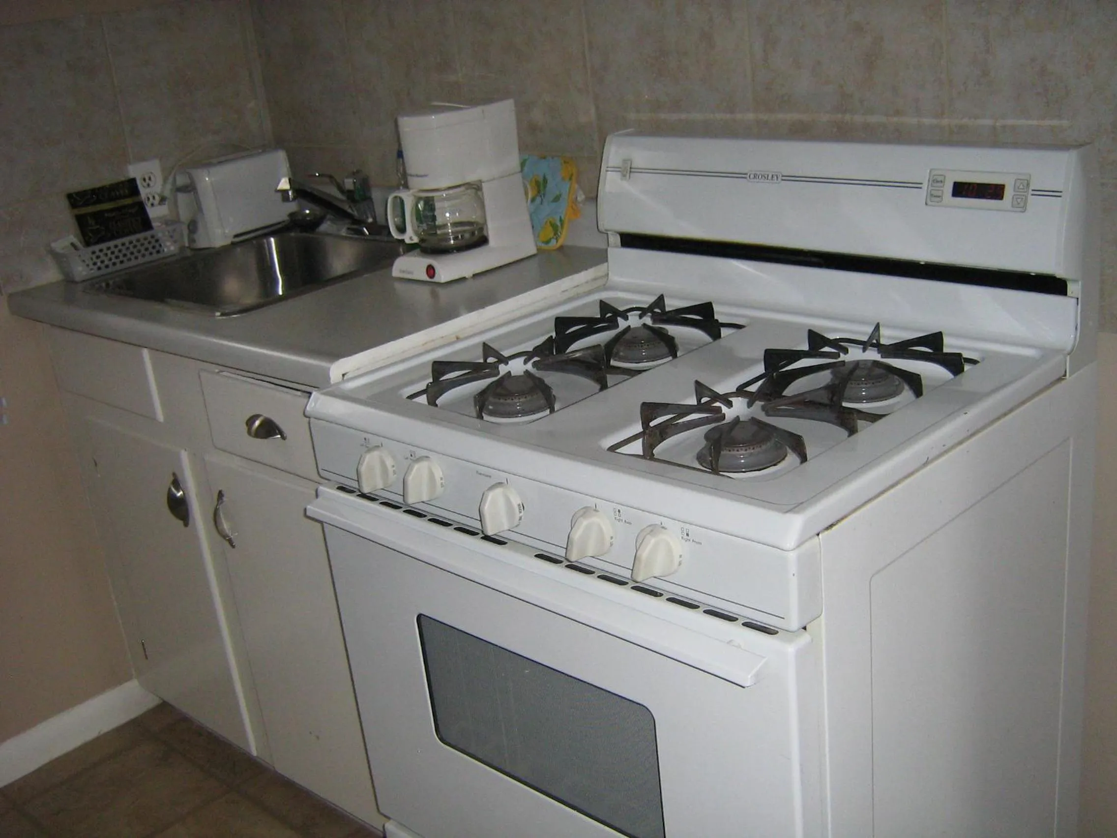 Kitchen or kitchenette in Parkway Motel & European Lodges