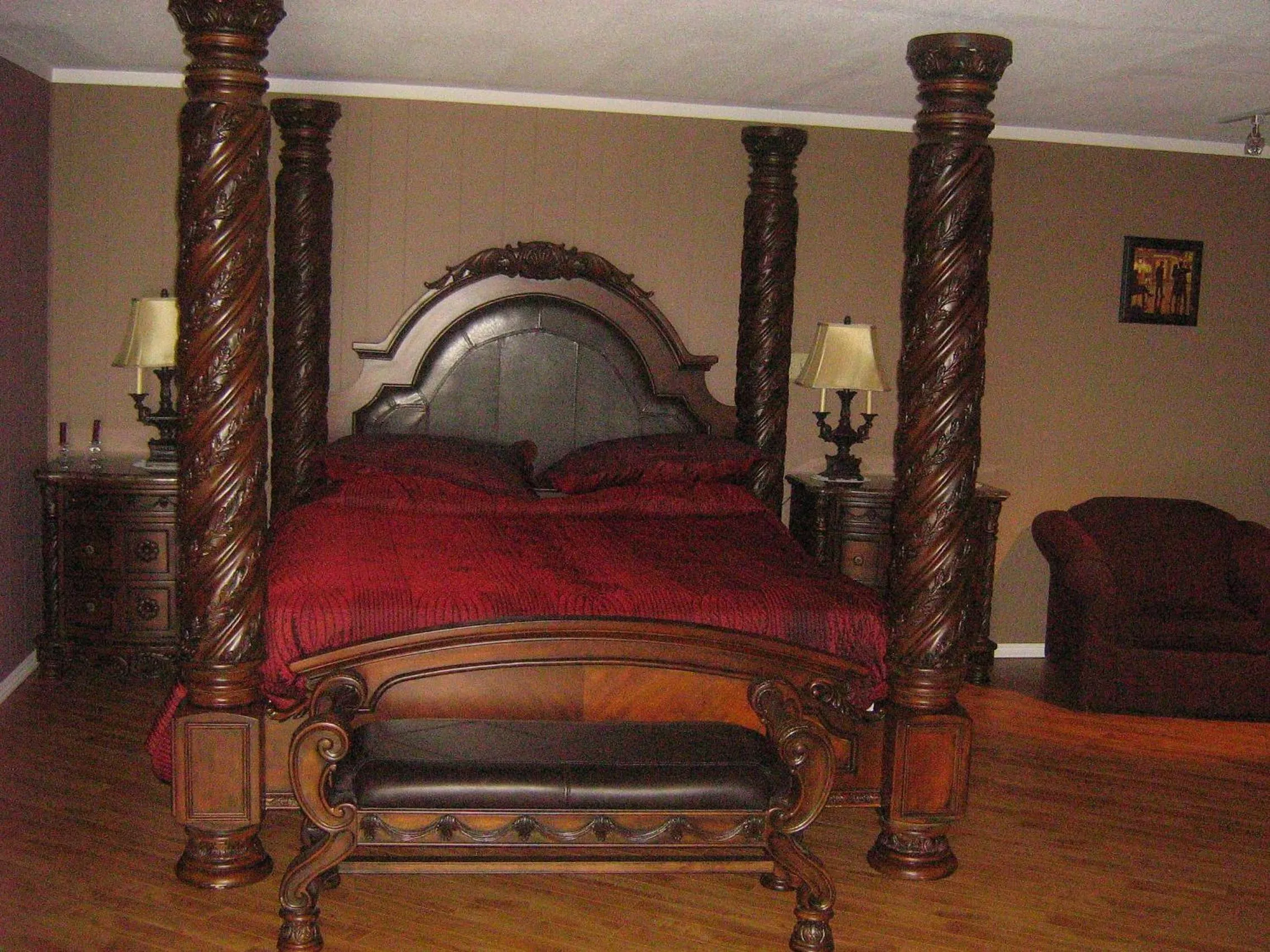 Bed in Parkway Motel & European Lodges