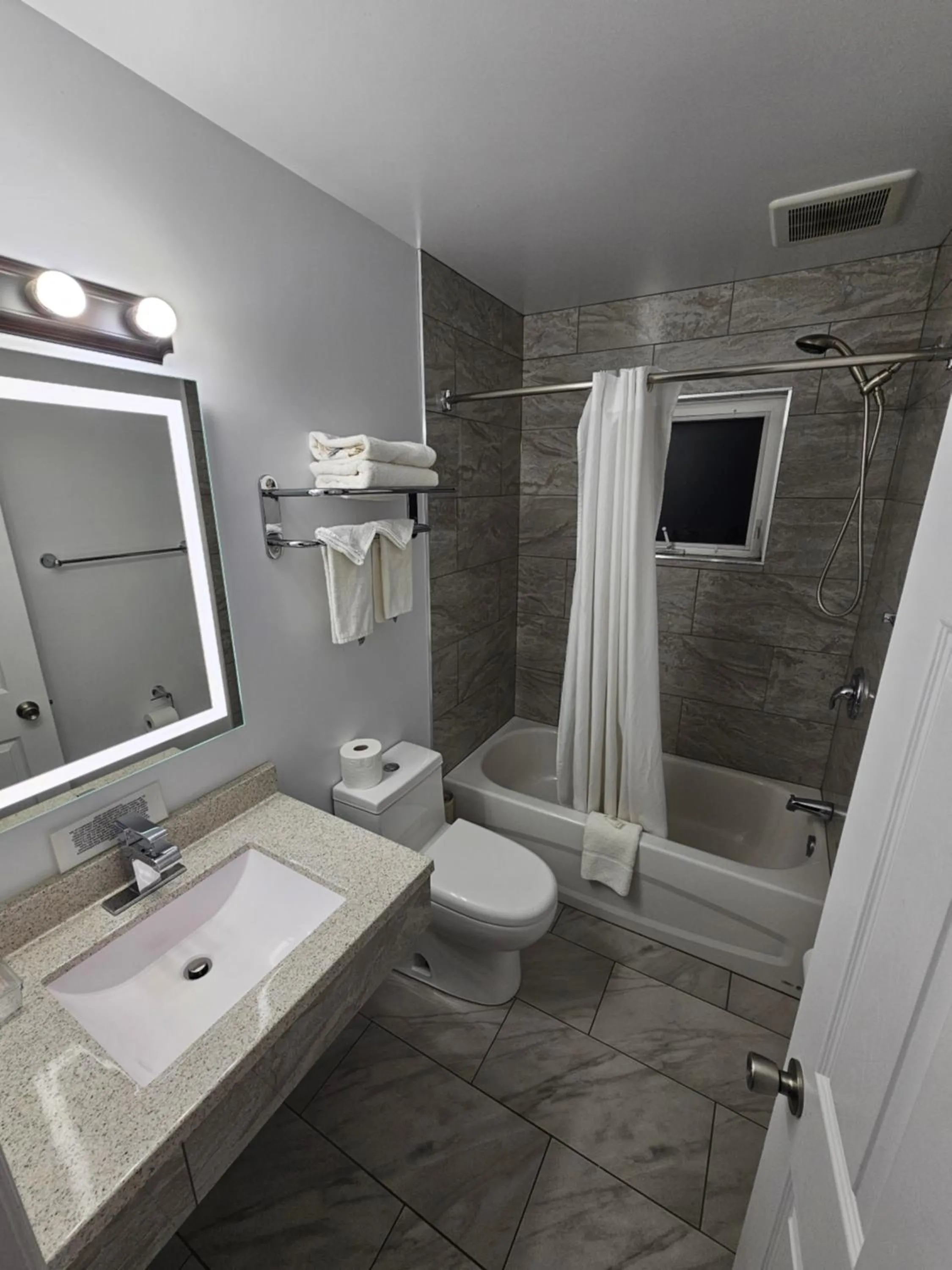 Bathroom in Parkway Motel & European Lodges