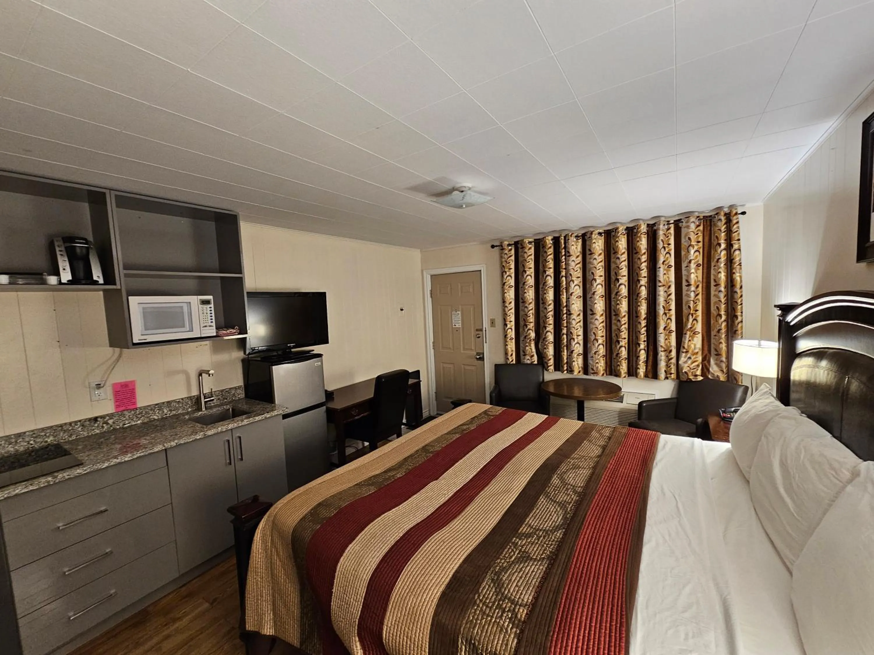 Bedroom, Bed in Parkway Motel & European Lodges