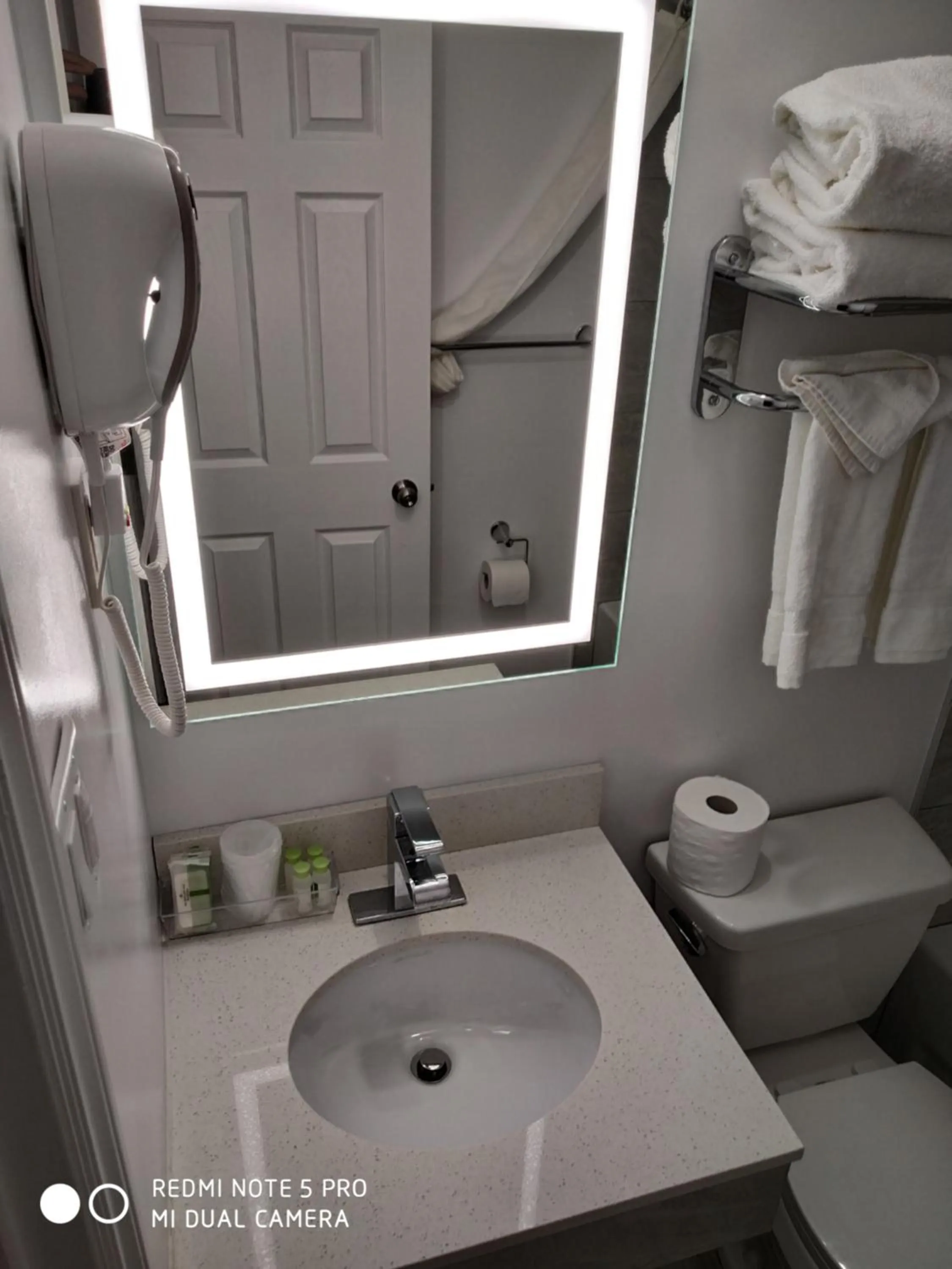 Bathroom in Parkway Motel & European Lodges