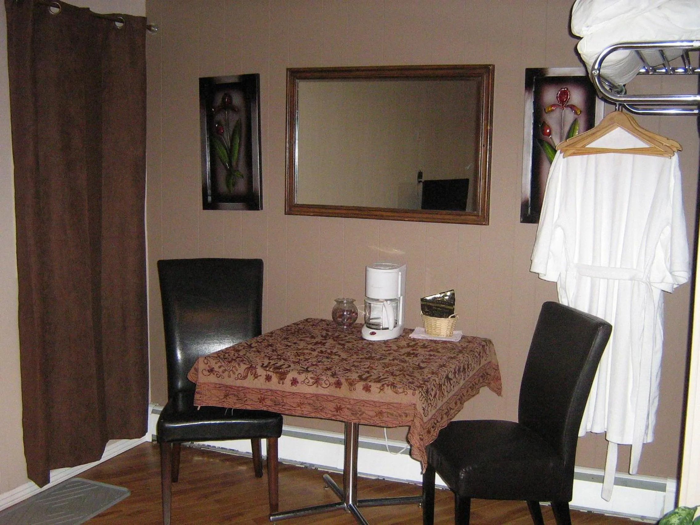 Coffee/tea facilities in Parkway Motel & European Lodges