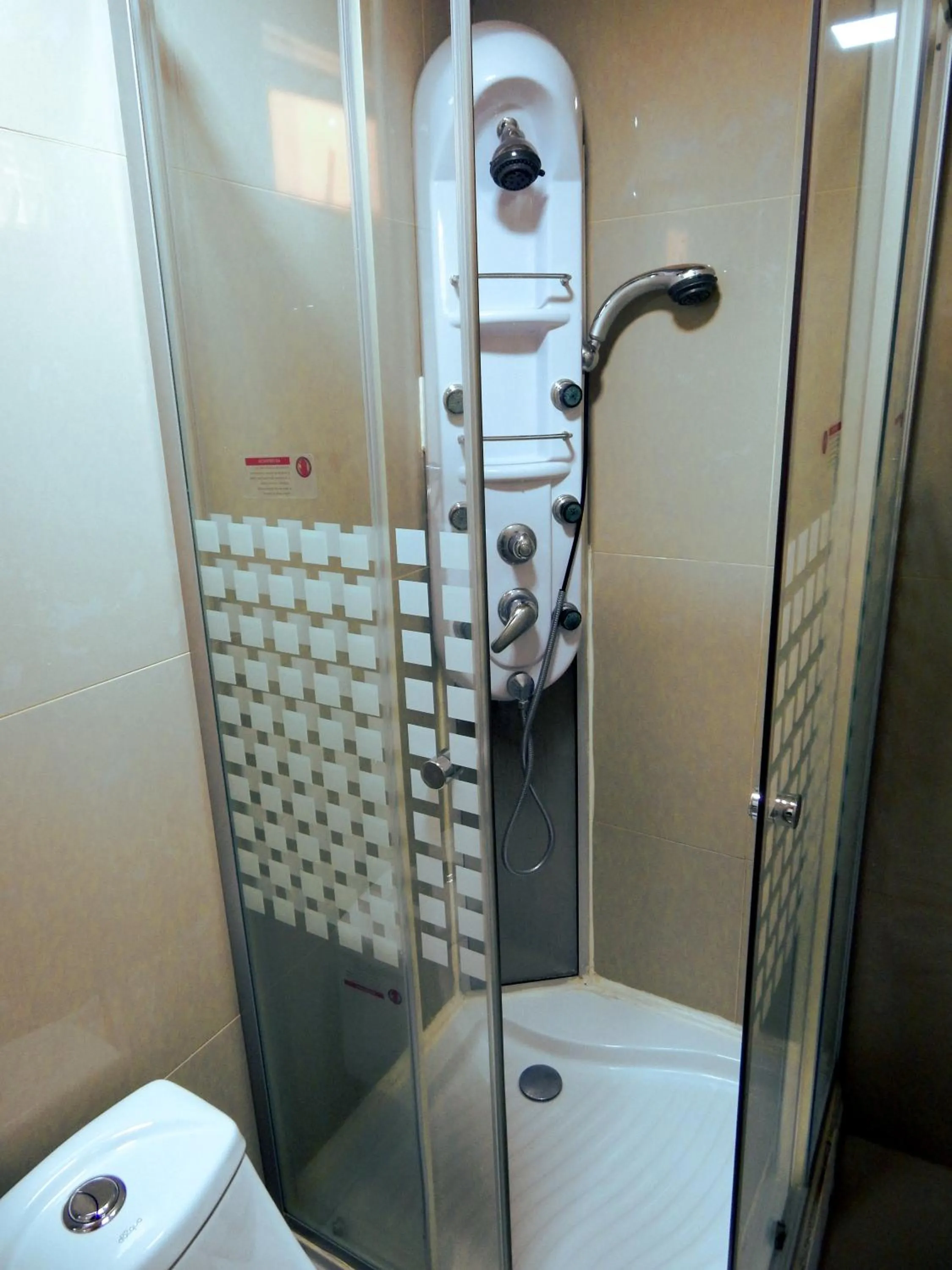 Shower in Hostal Plaza Maule