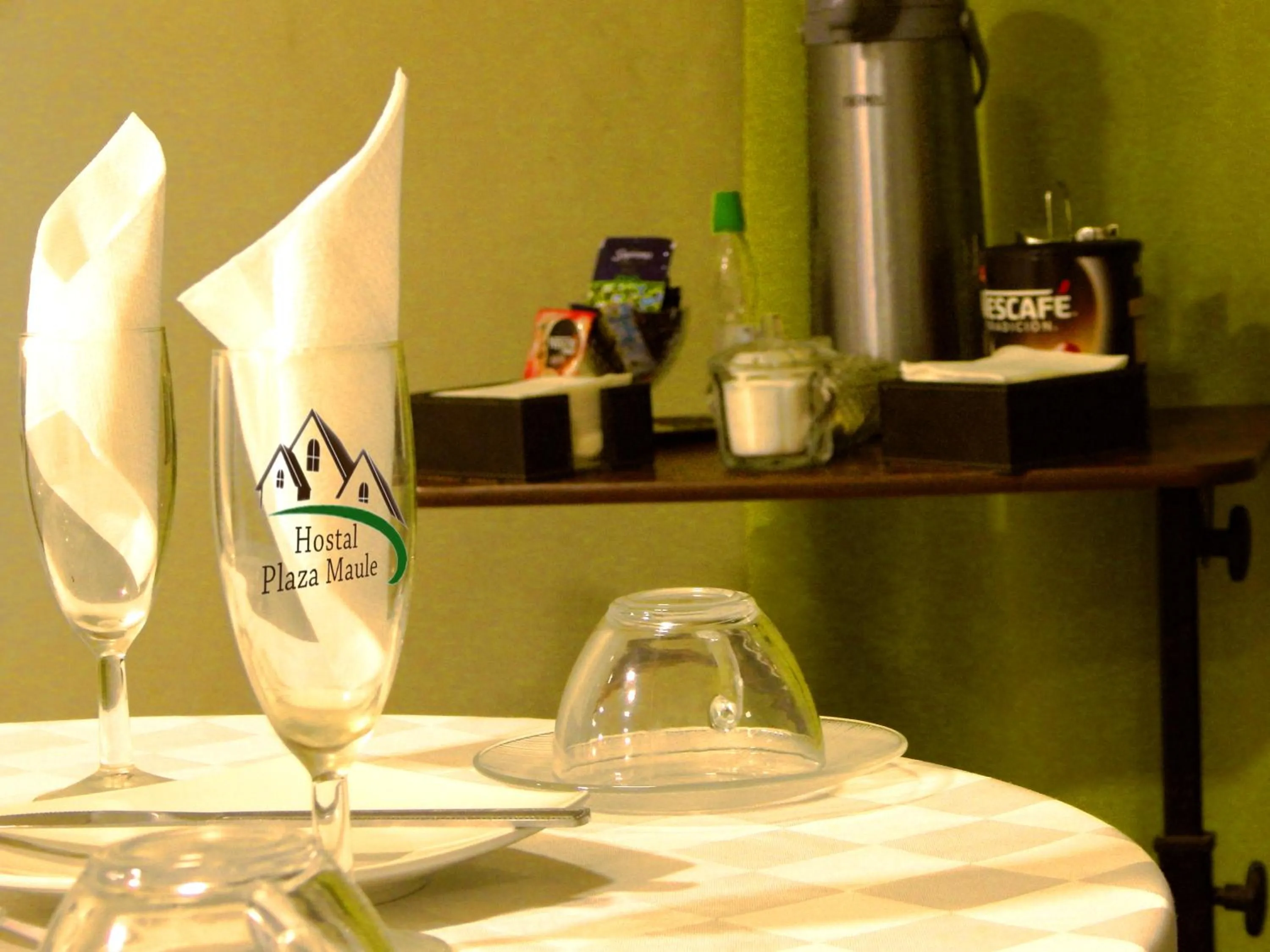 Coffee/tea facilities in Hostal Plaza Maule