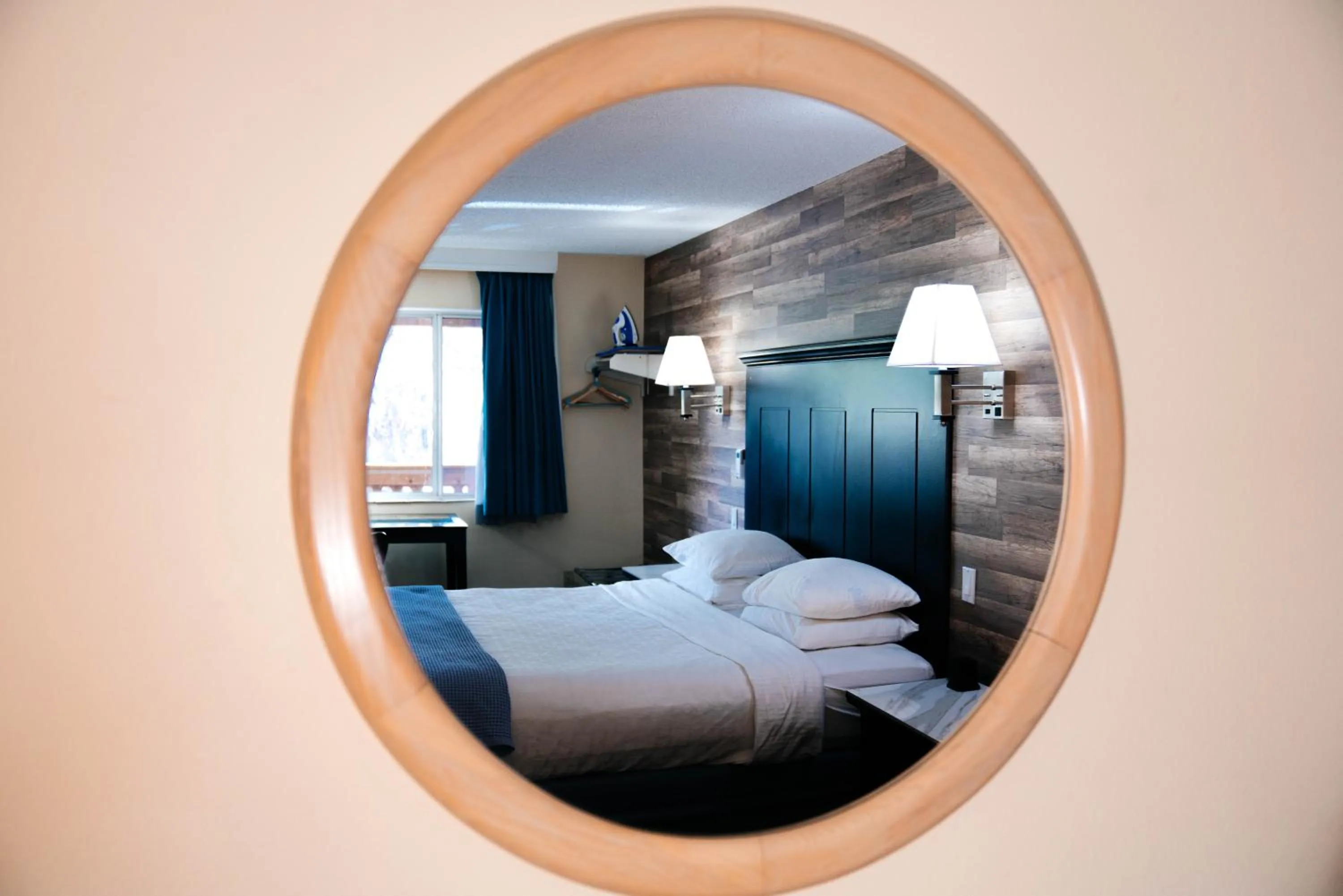 Bed in Salida Inn & Monarch Suites