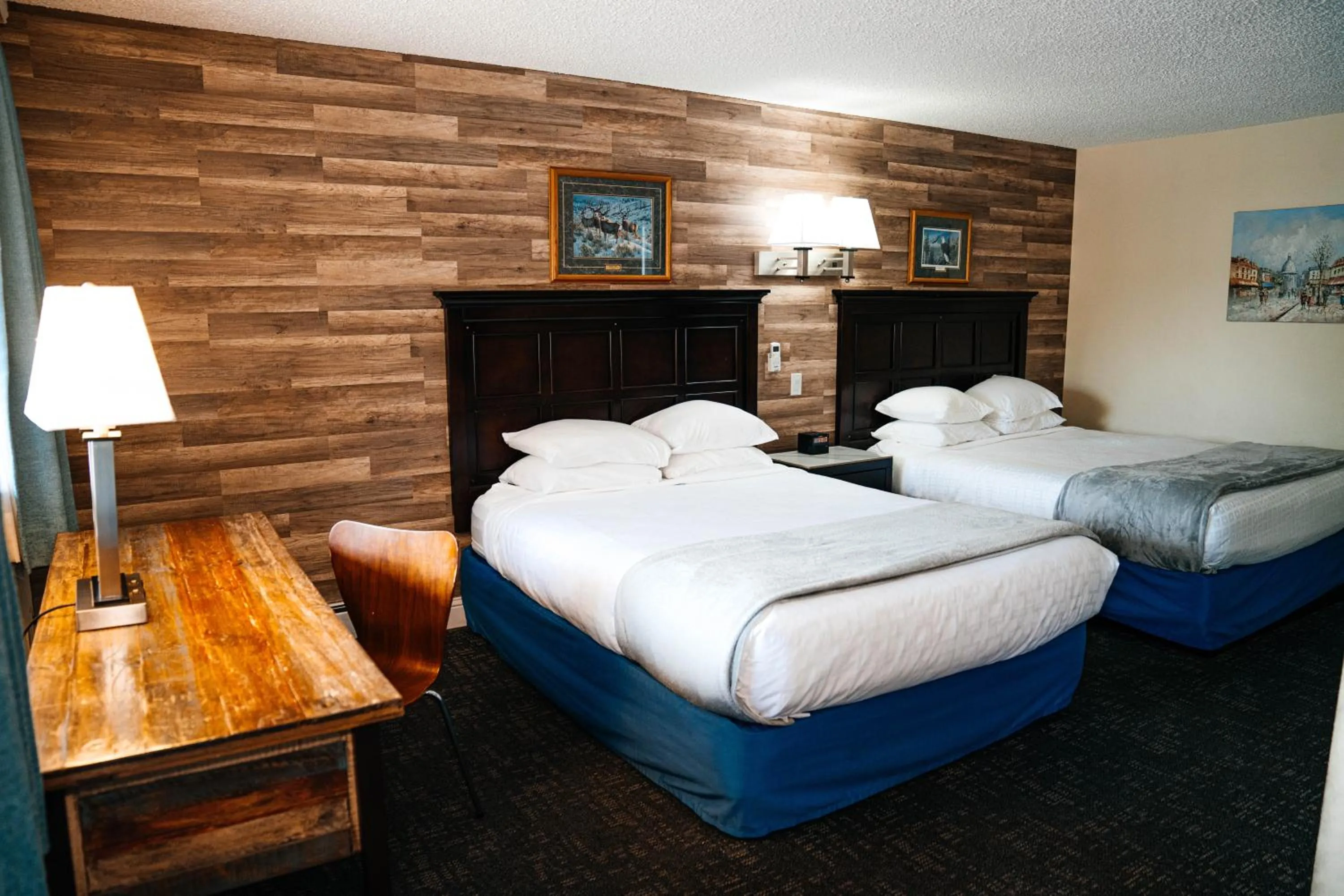 Bed in Salida Inn & Monarch Suites