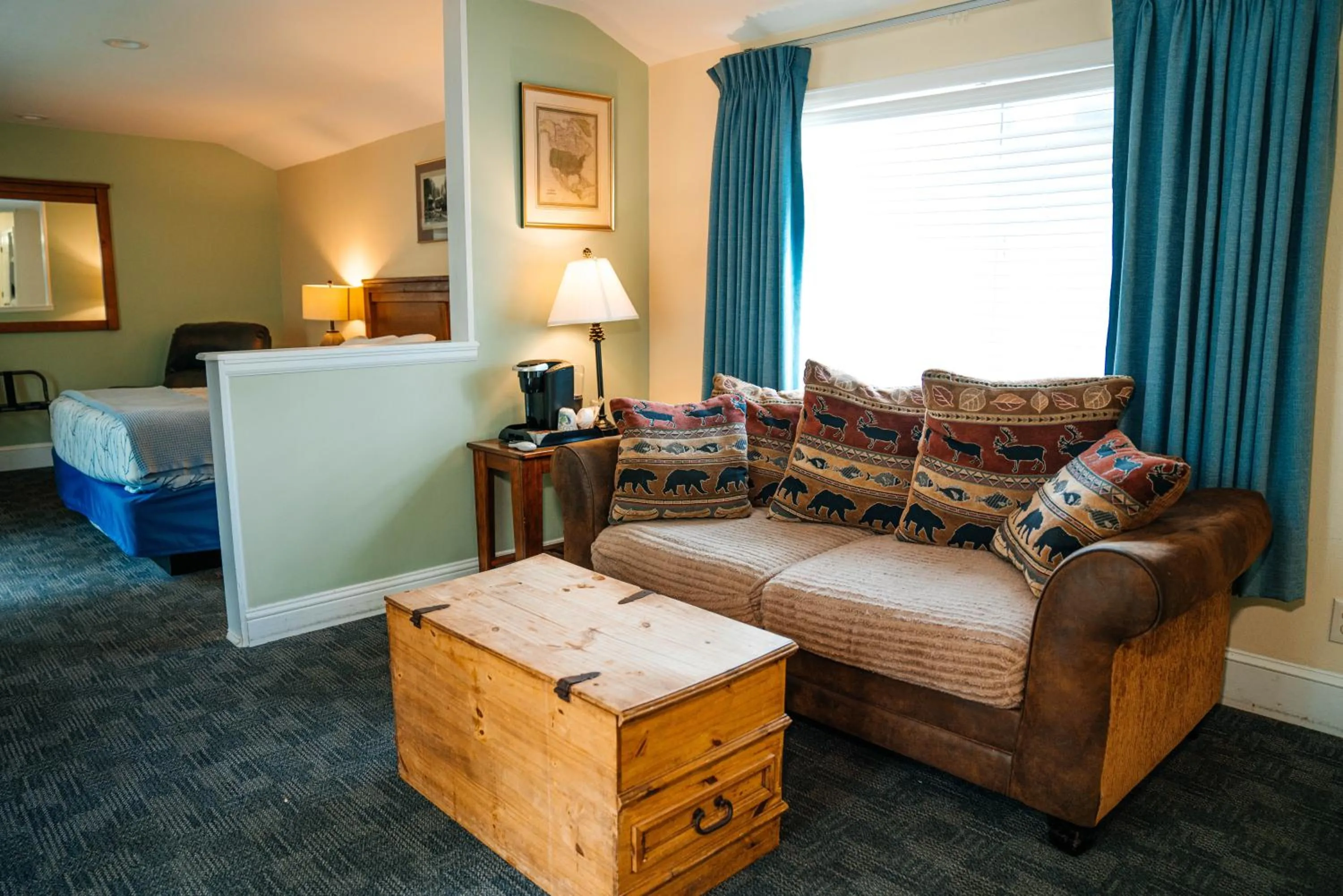 Seating area, Bed in Salida Inn & Monarch Suites