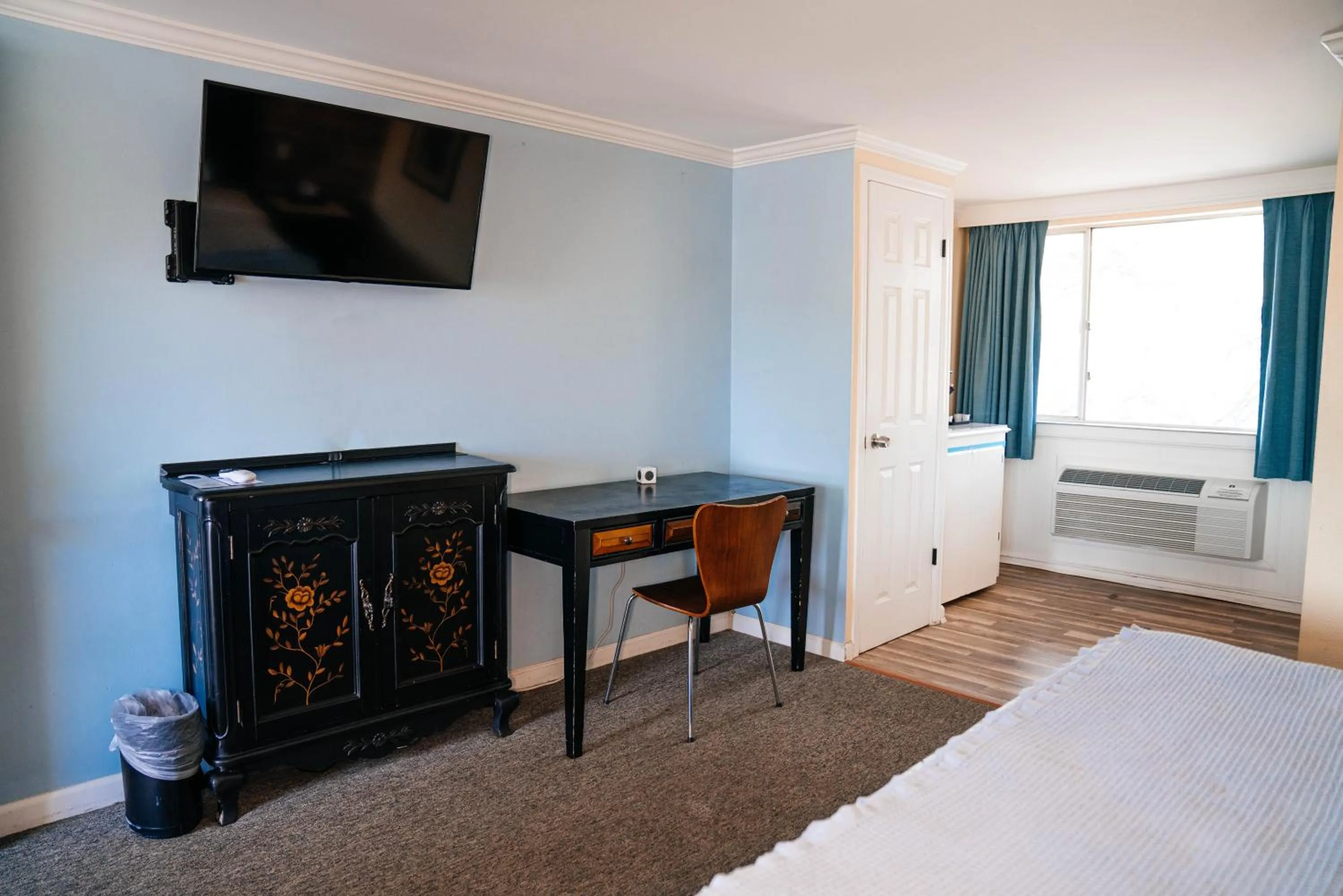 TV and multimedia, Bed in Salida Inn & Monarch Suites