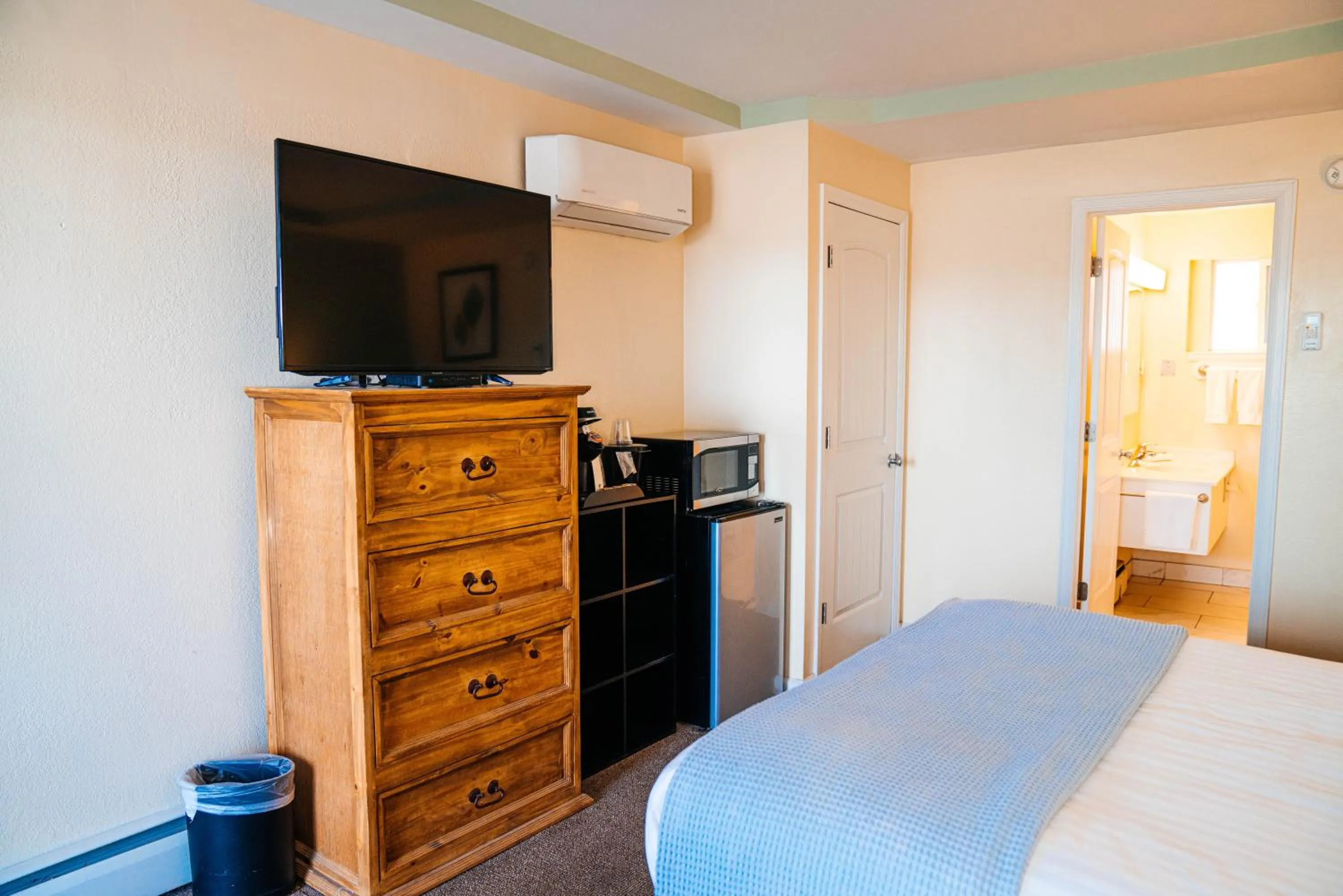 TV and multimedia, Bed in Salida Inn & Monarch Suites