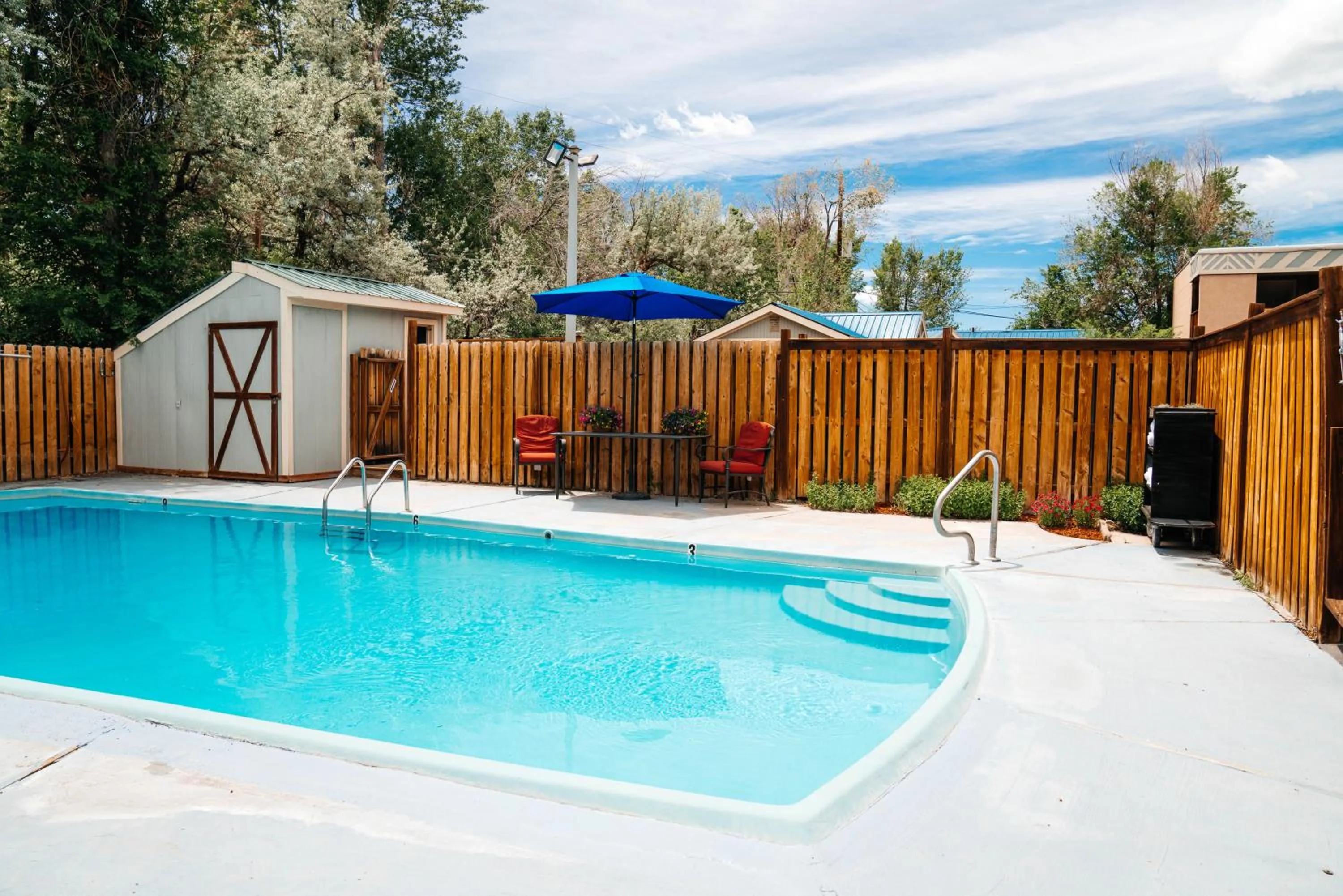 Swimming pool in Salida Inn & Monarch Suites