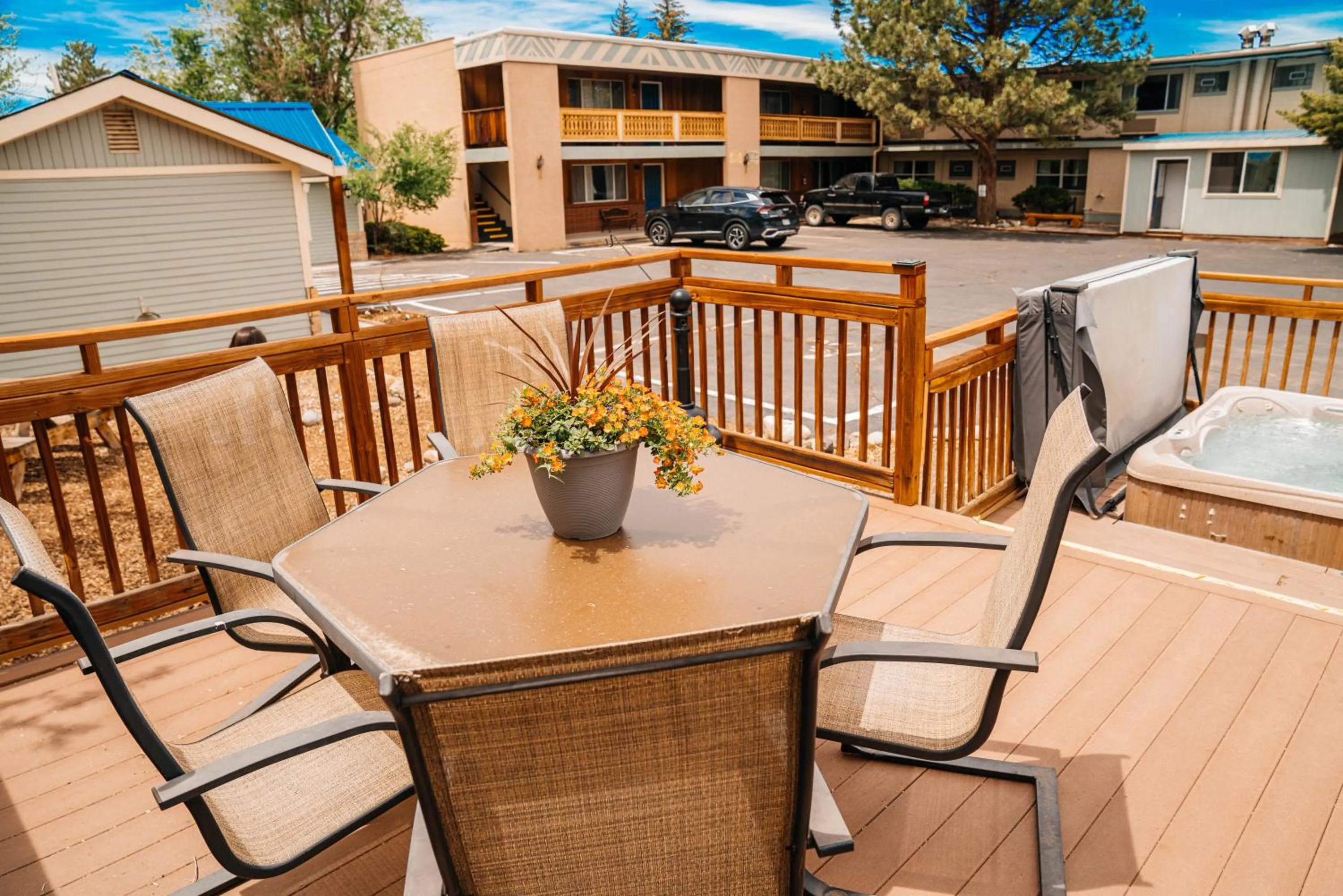 Hot Tub in Salida Inn & Monarch Suites