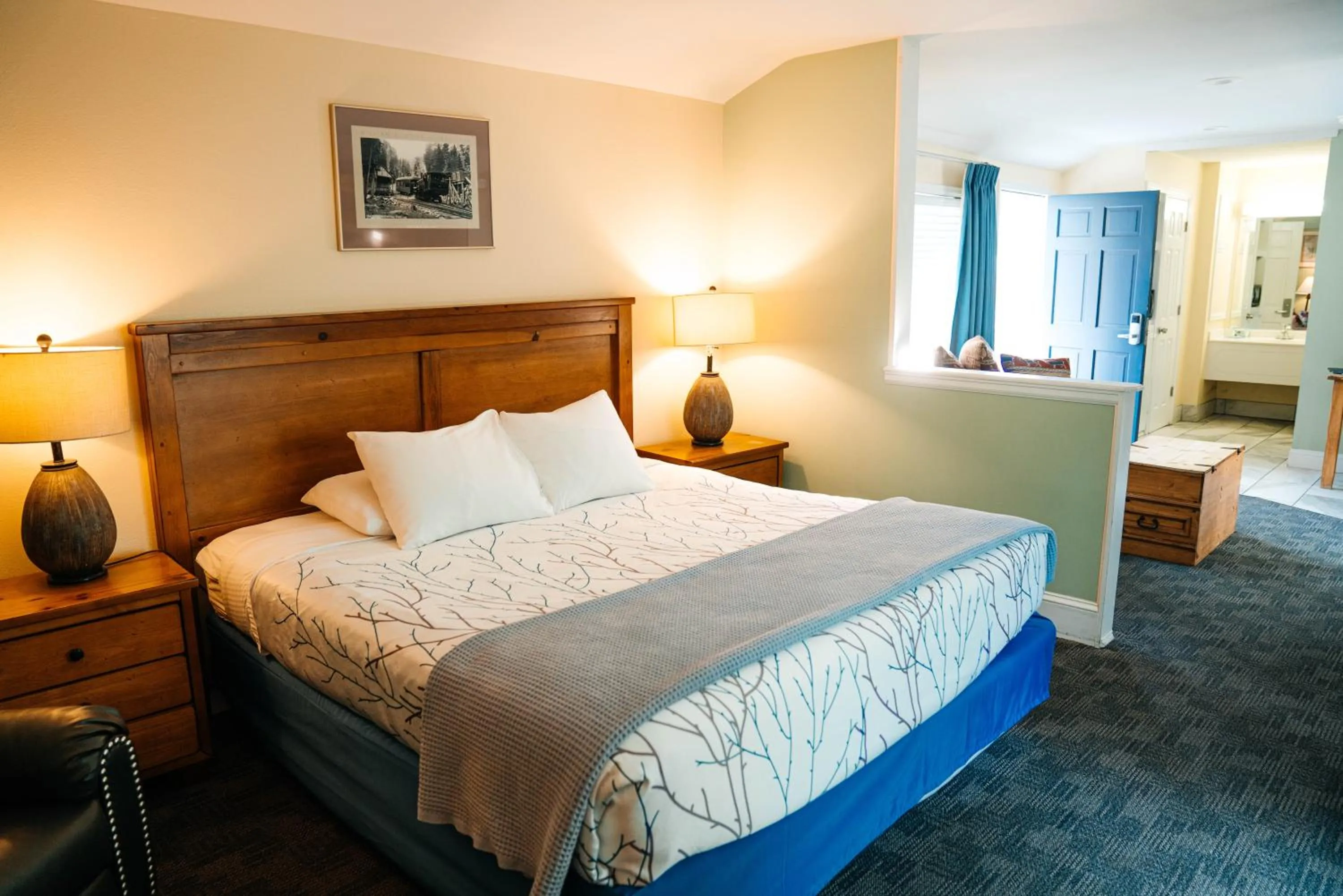 Bed in Salida Inn & Monarch Suites