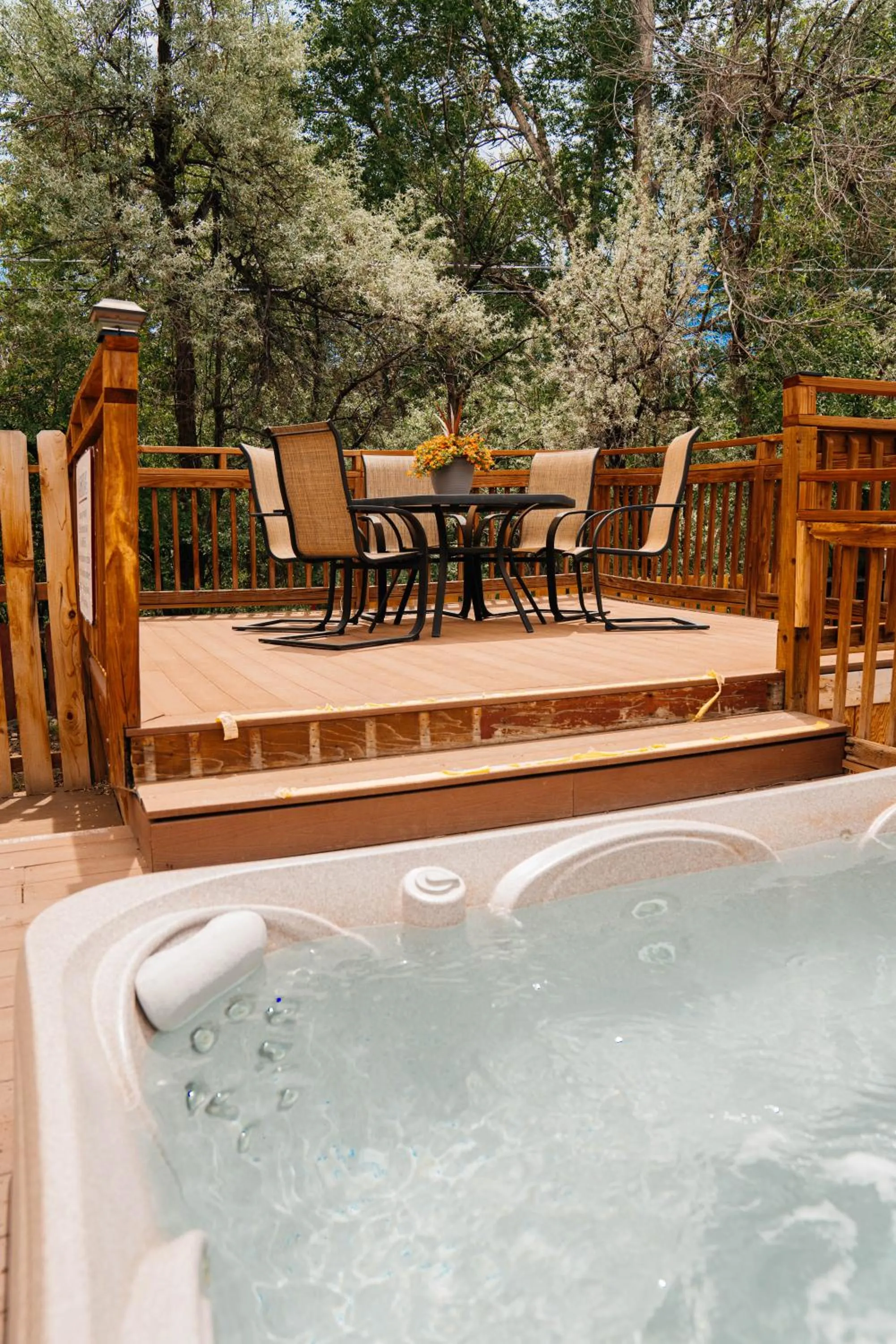 Hot Tub in Salida Inn & Monarch Suites