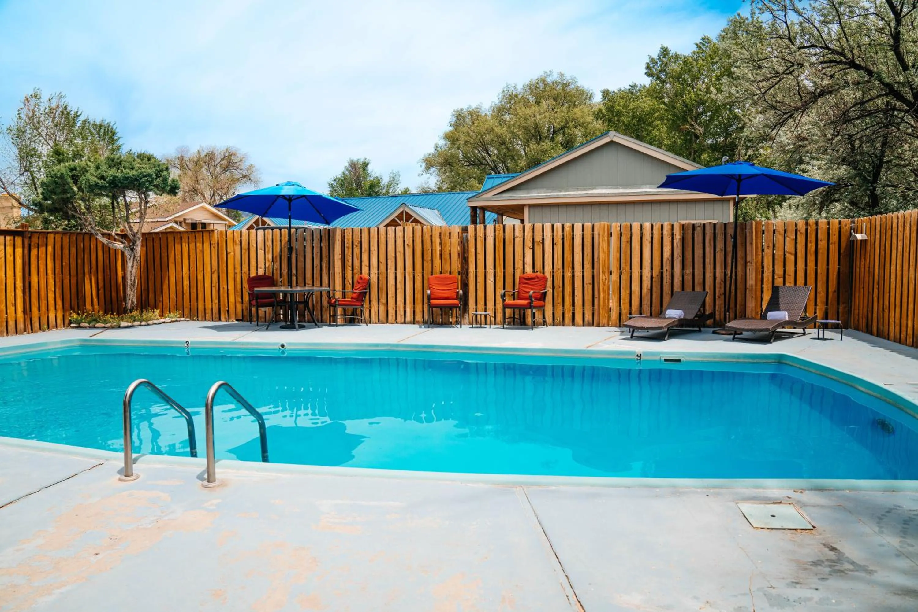 Swimming pool in Salida Inn & Monarch Suites